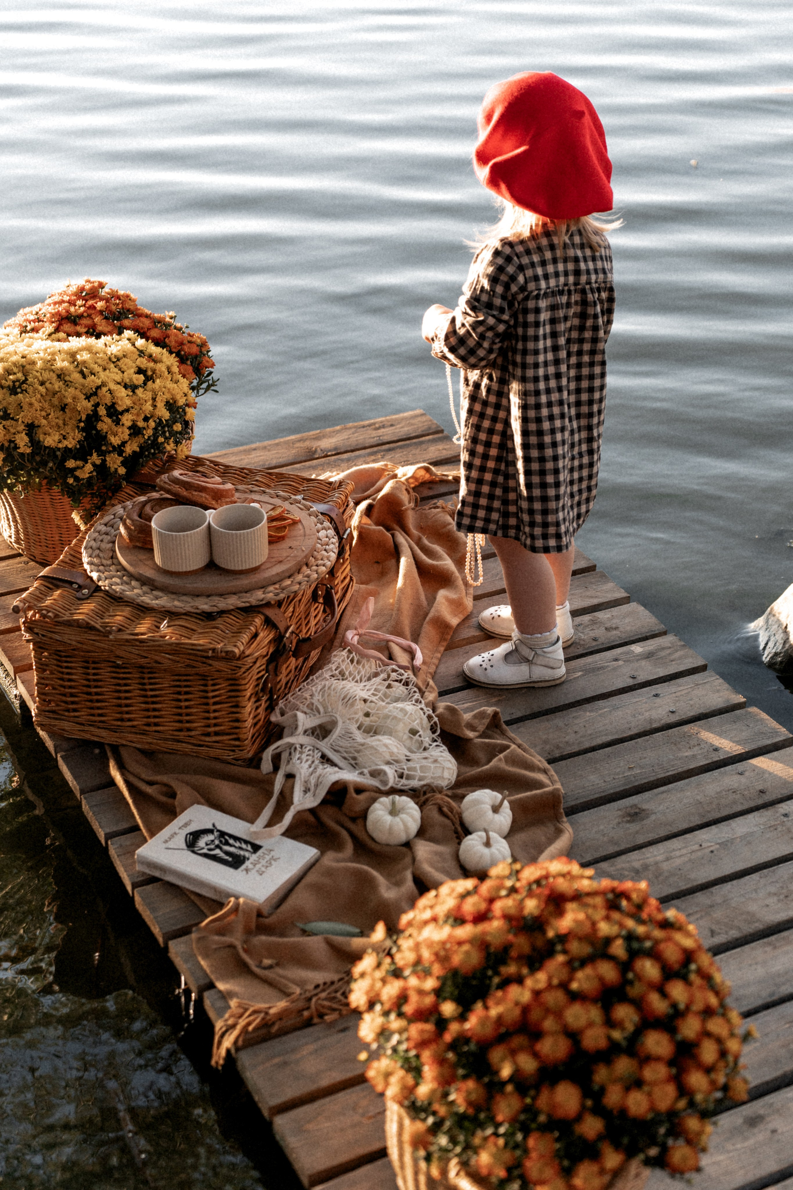 Хризантемовое плаванье маленькой мечтательницы. Ваш семейный фотограф в Минске — Вика Трегубова