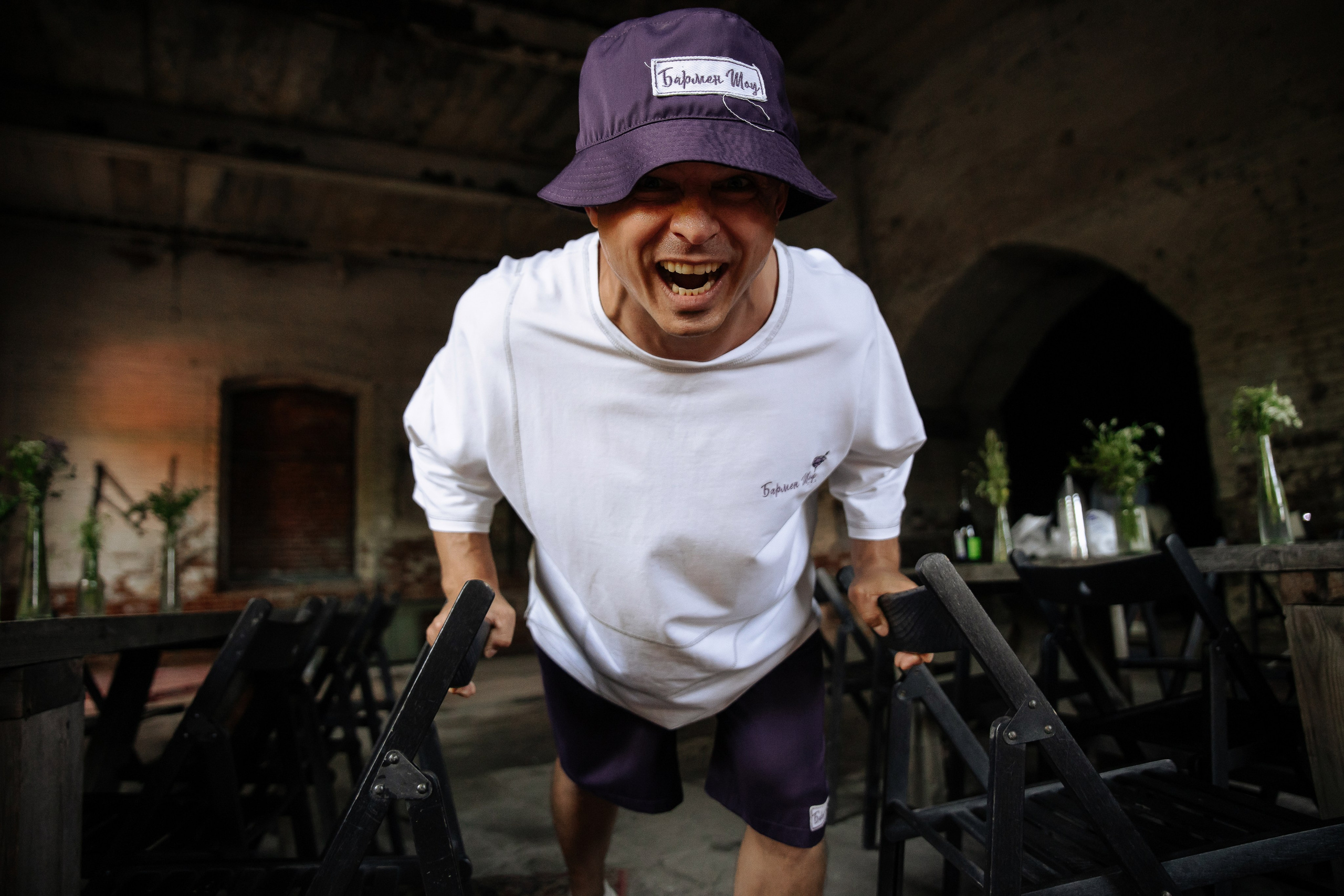 мужчина в панаме