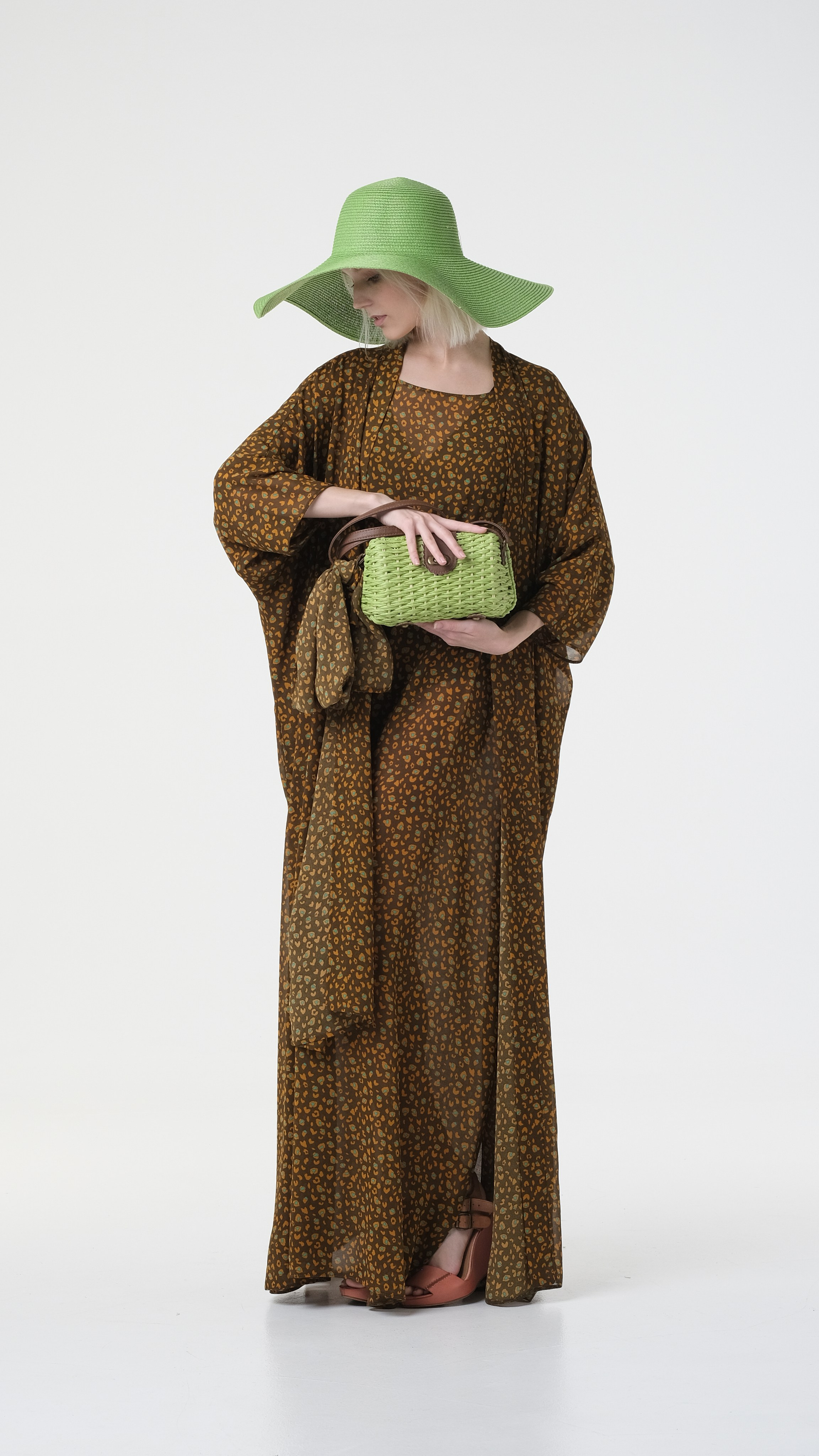 Позировка для каталогов и для модельного портфолио. Съёмка для каталогов и маркетплейсов в Москве. Подбор студии и моделей.