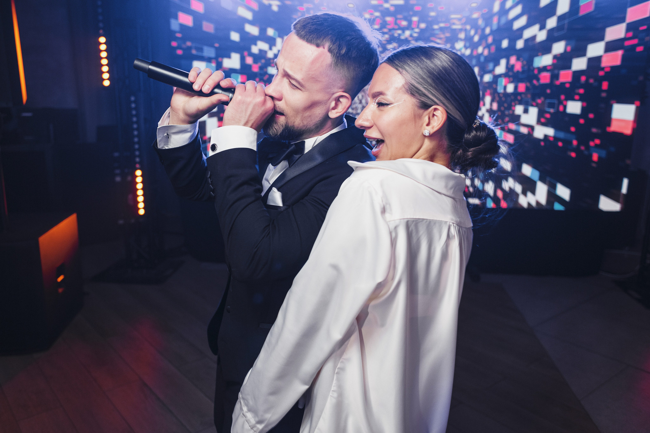 Жених с микрофоном и невеста на свадебной вечеринке, яркий момент банкета в Таганроге, фотограф Антон Бакарюк