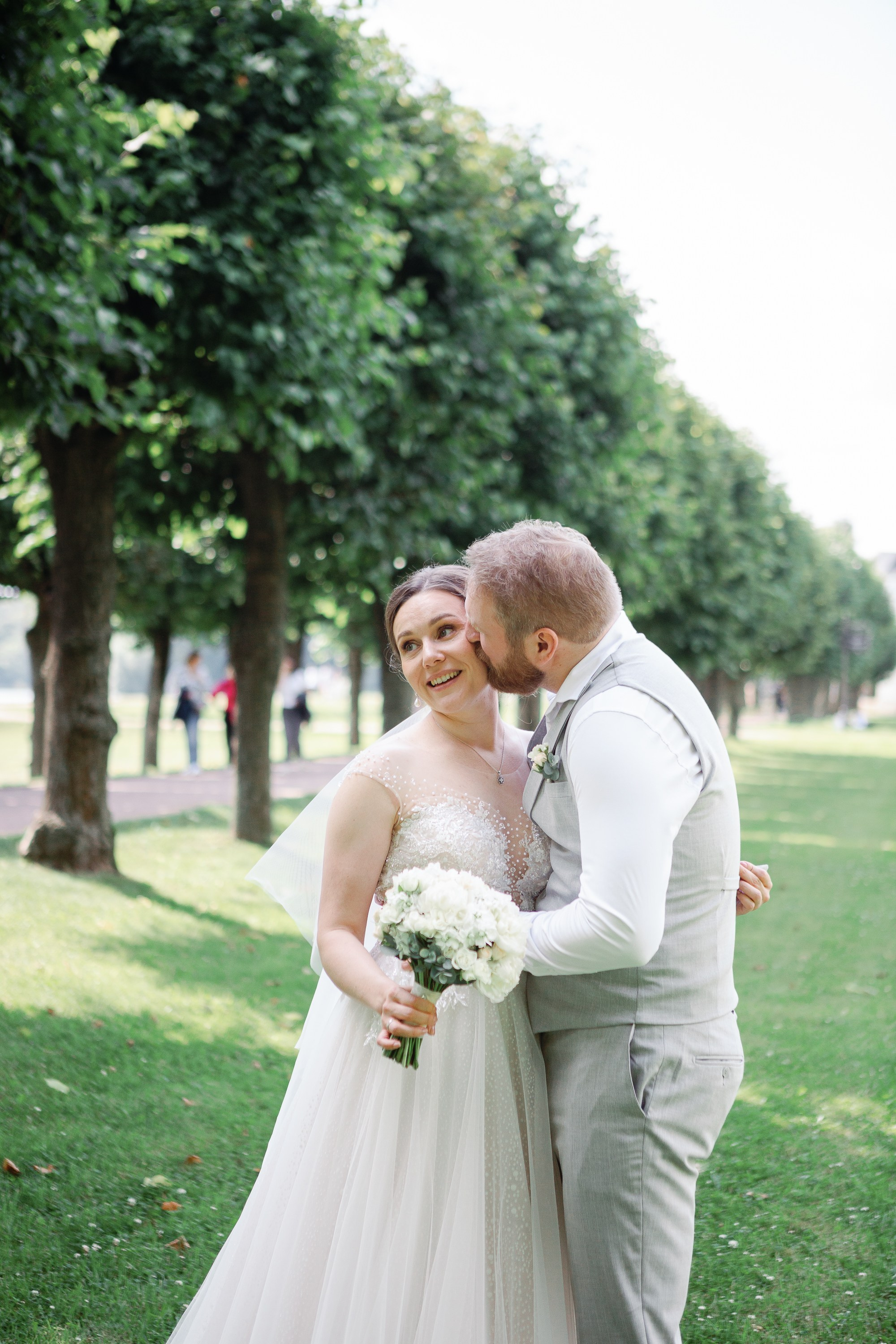 Музей-заповедник Кусково. Жених целует невесту.