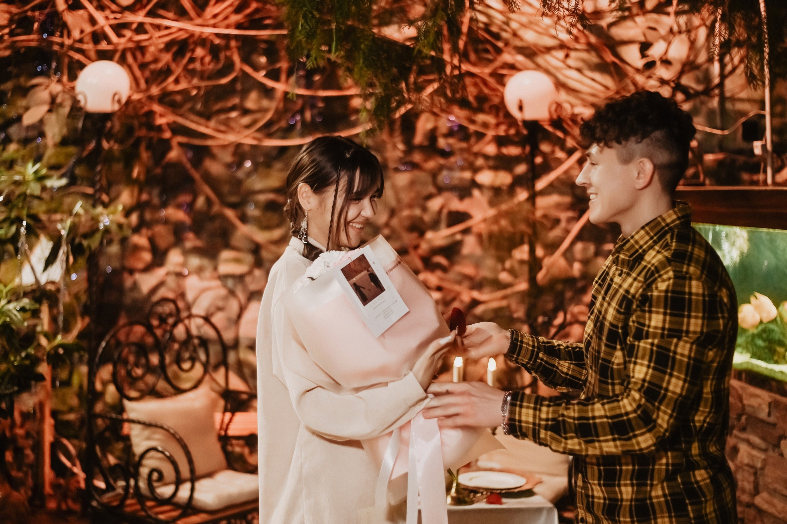 «Предложение руки и сердца» в ботаническом саду вечером. Семейный и свадебный фотограф в г. Уфа Динара