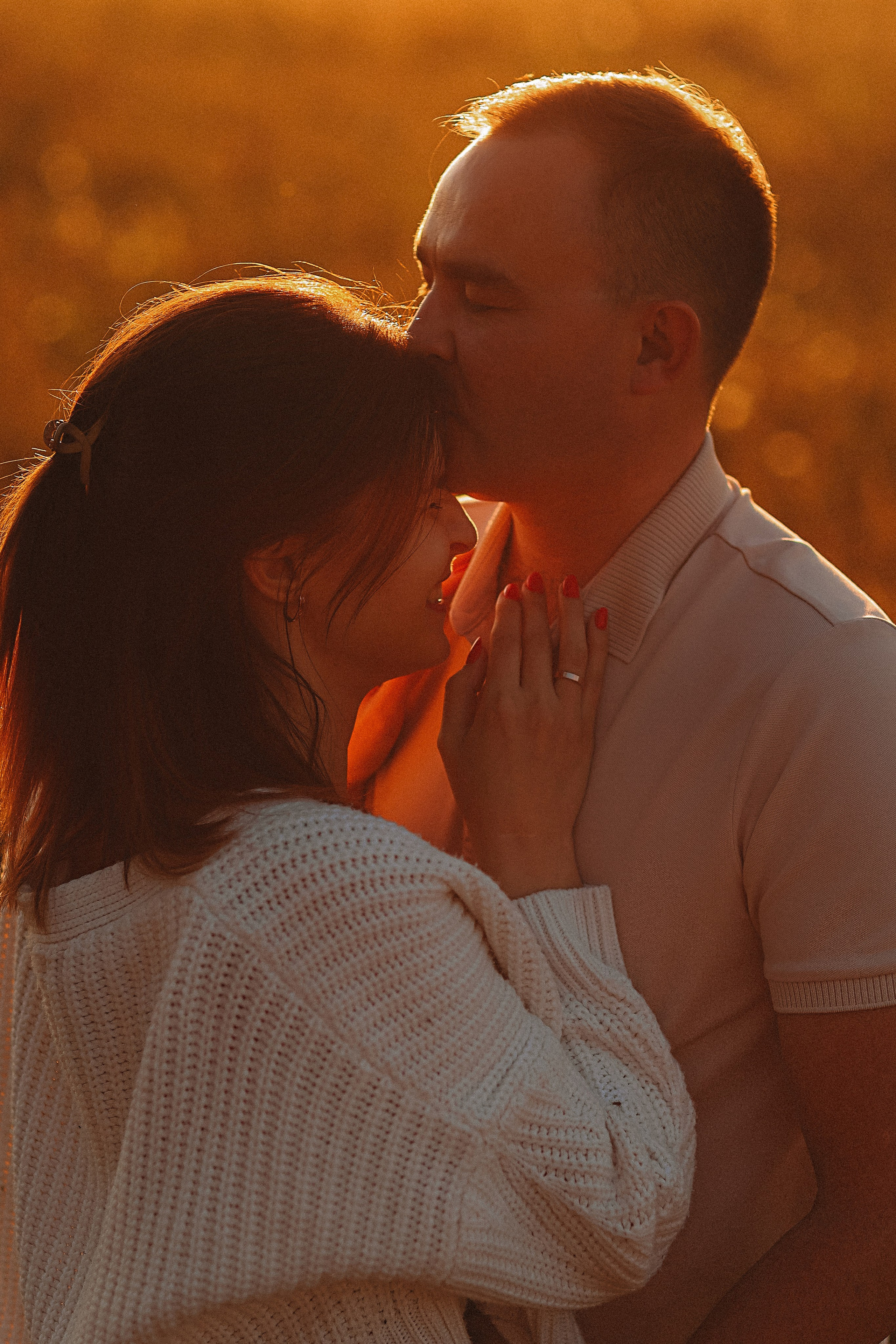 Поле love story на закате. Семейный фотограф Тюмень, фотограф на роды Салмина Мария