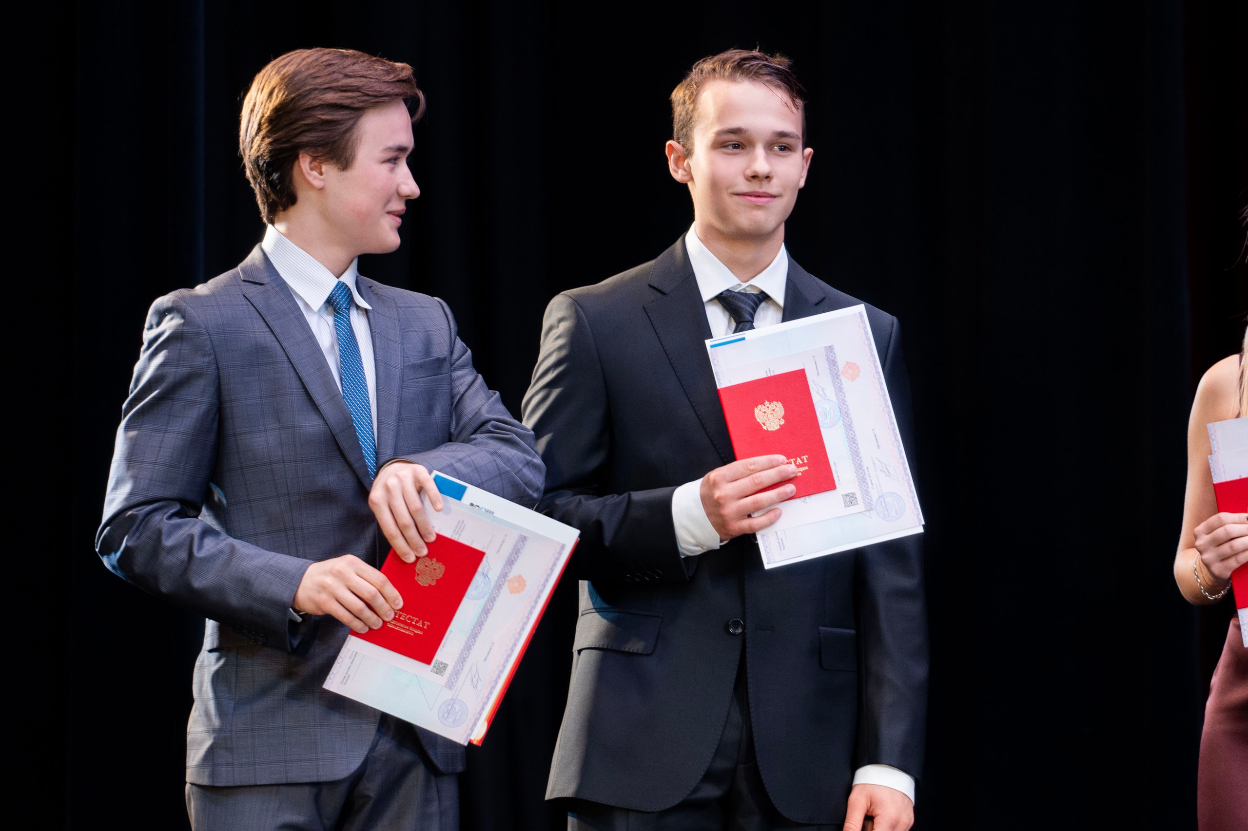 Выдача аттестатов 9 классы. Фотограф Юлия Попова