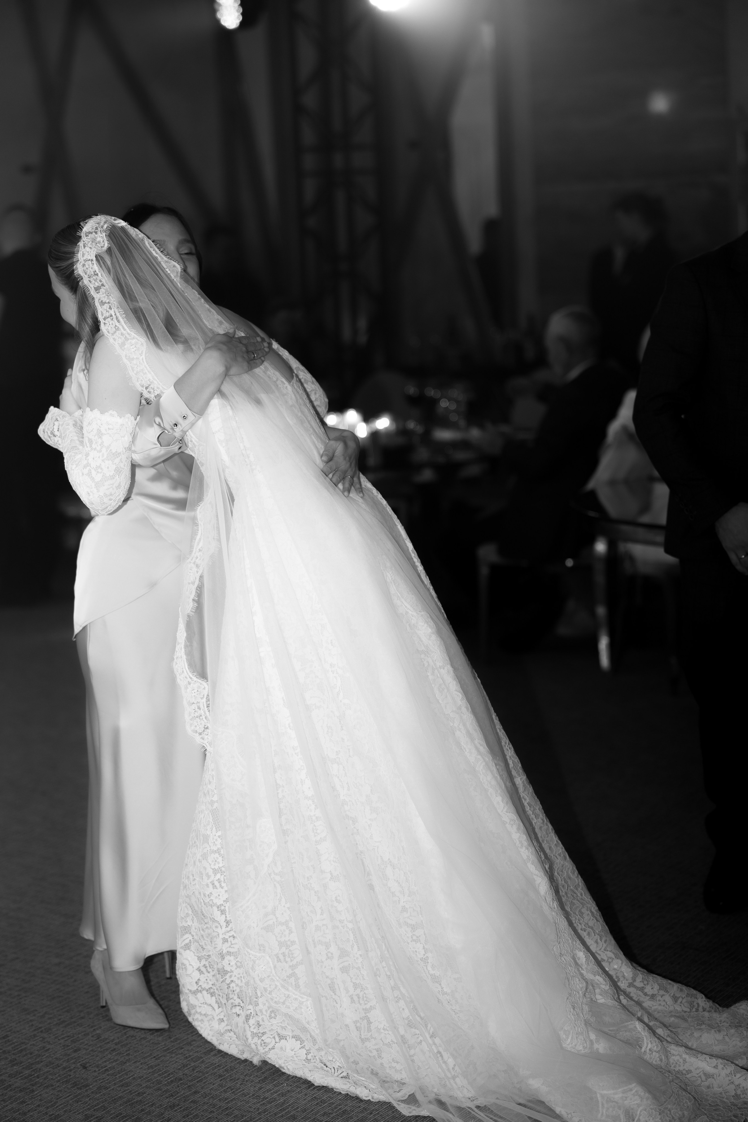 Таня и Тимур, утренние сборы в квартире и свадебный ужин. Фотограф любви в городе Казань