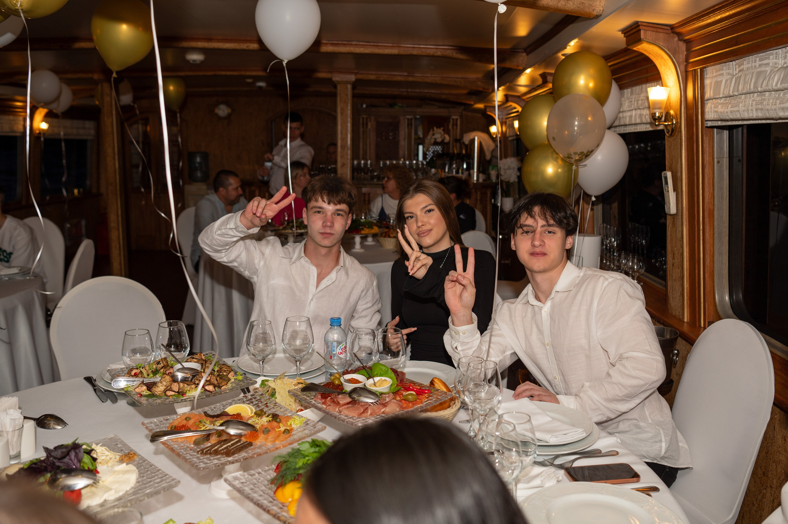 Выпускной вечер 11 класс на теплоходе. Детский и семейный фотограф г. Москва Оксана Катаджи