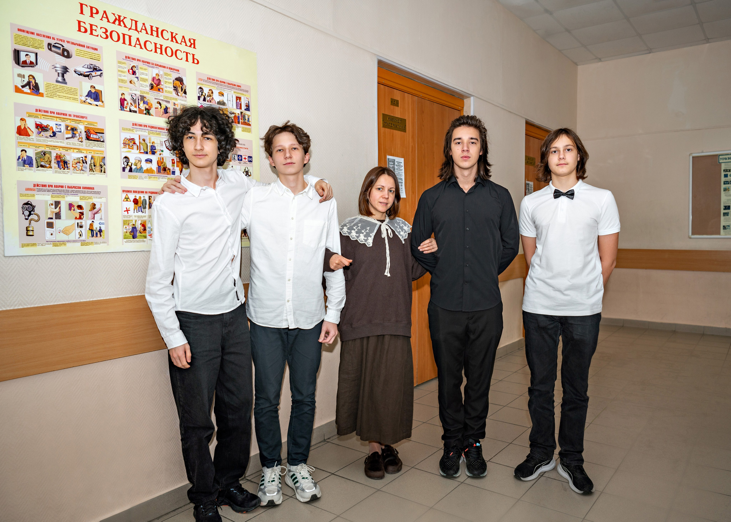 Фотосессия в классе и на территории школы. 9-М класс Школа 1568. Детский и семейный фотограф г. Москва Оксана Катаджи