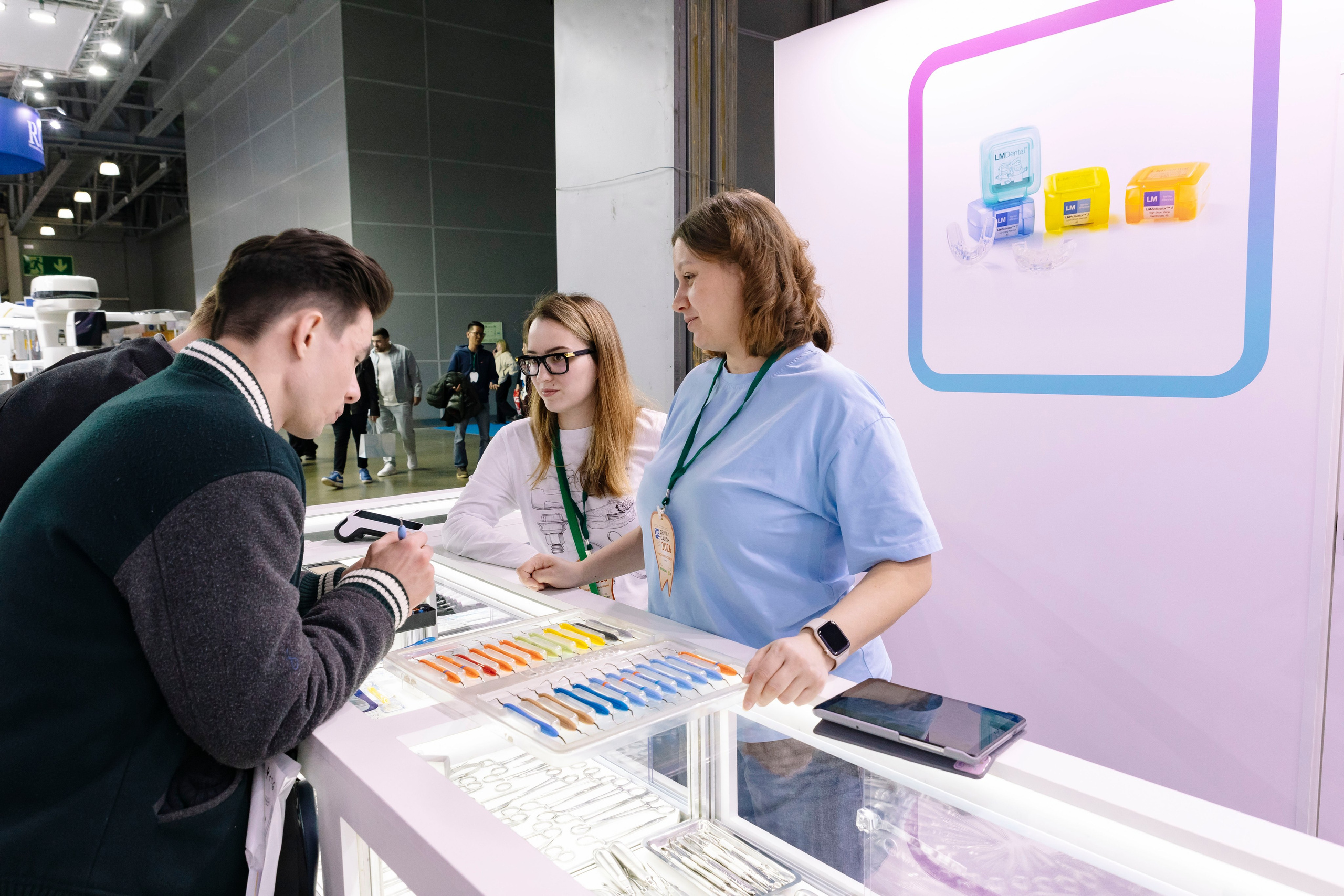 Стоматологическая выставка Dental Salon 2026. Профессиональный фотограф в Москве | Заказать фотосессию и съемку