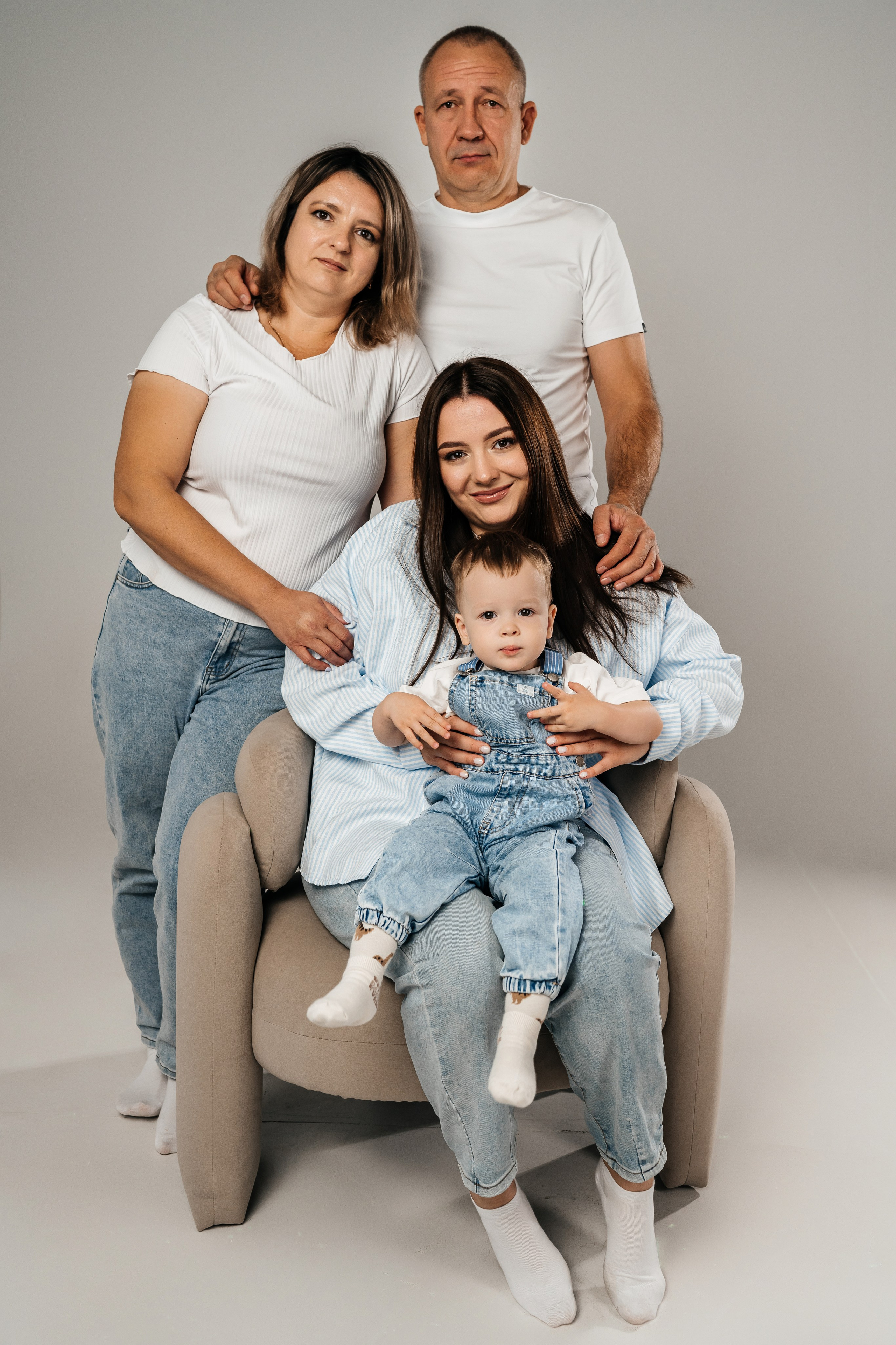 Семейная фотосессия в студии. Фотограф в Каменске-Шахтинском Ольга Сагал