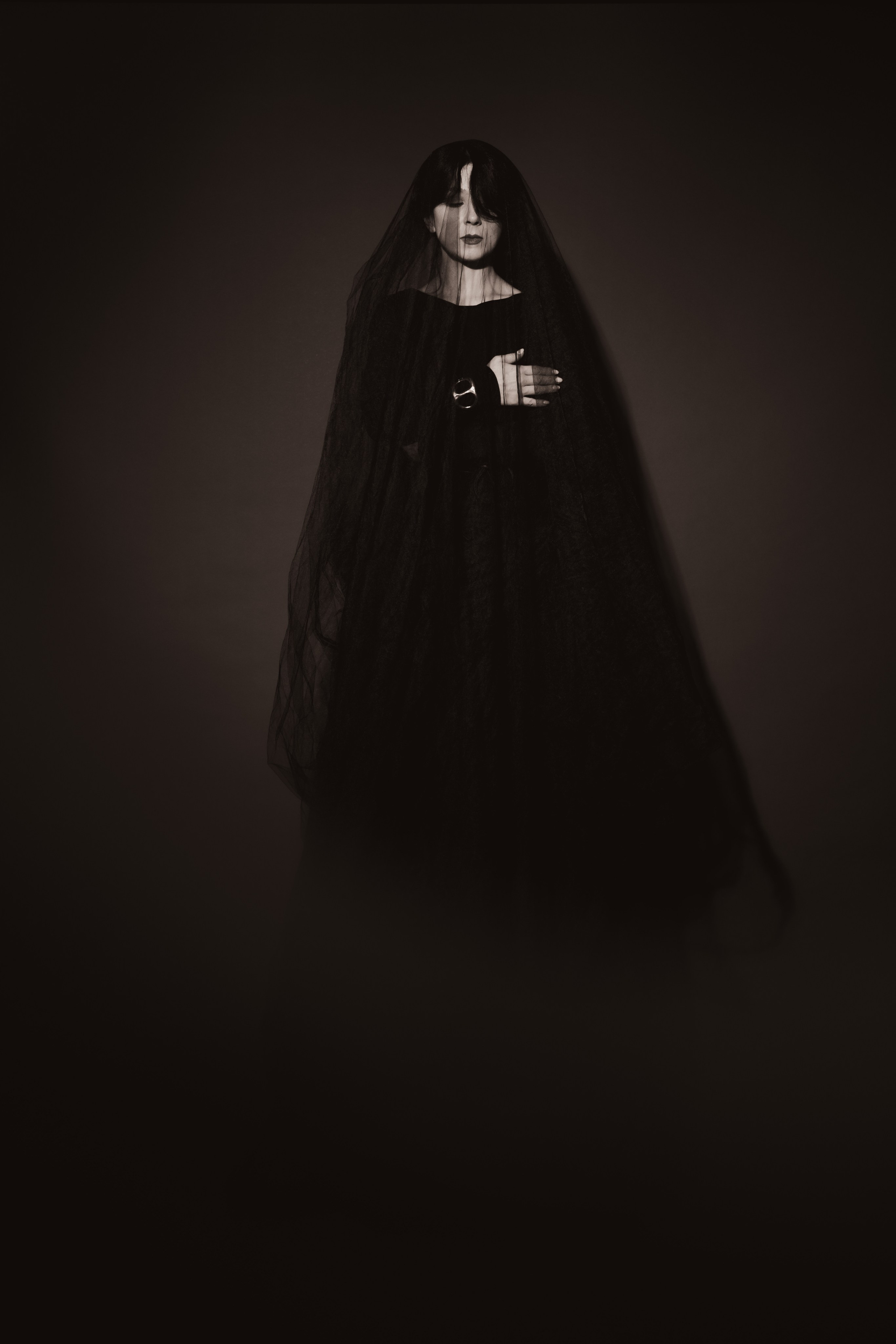 Нана Татишвили, девушка в черном платье на черном фоне