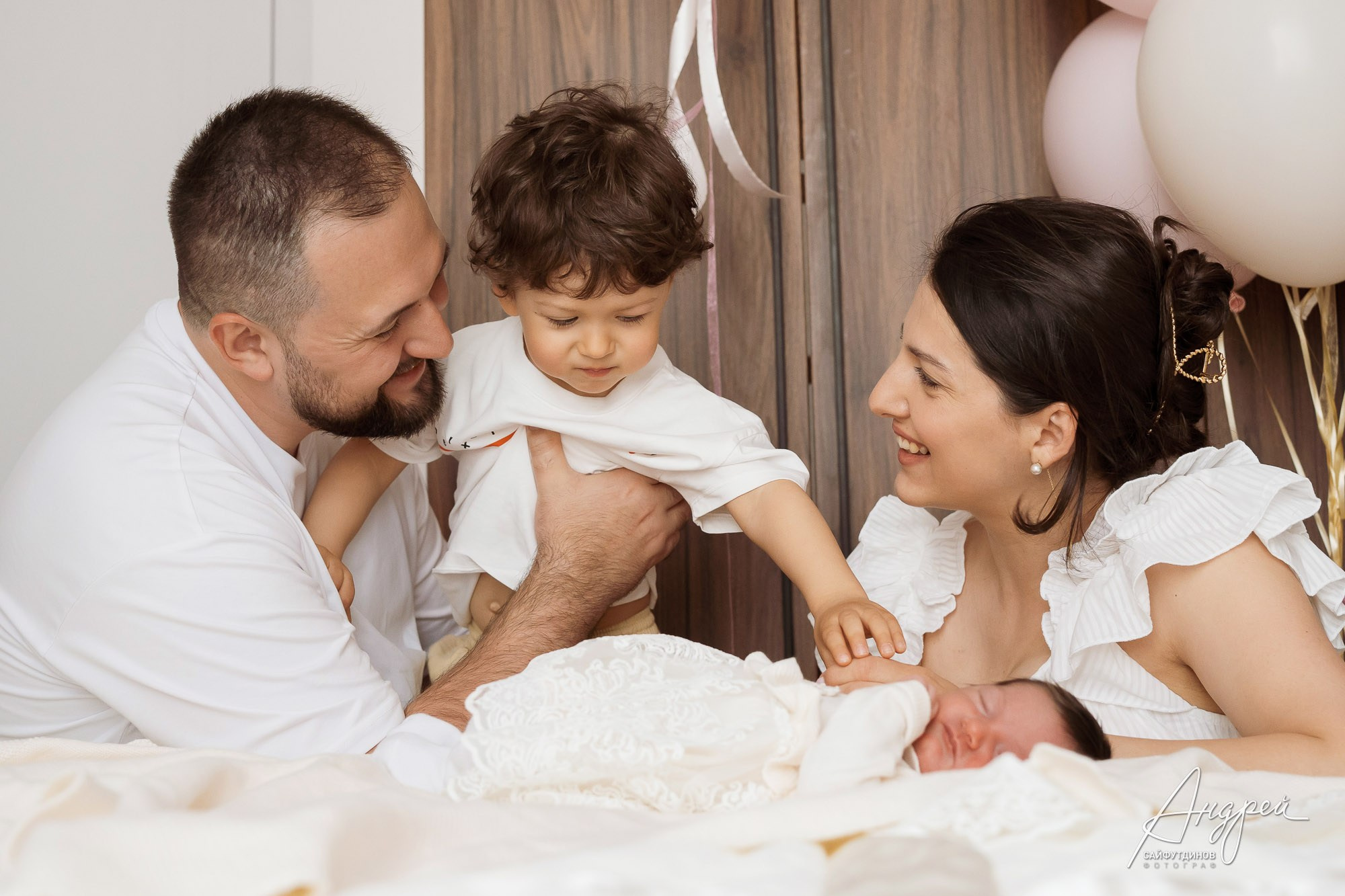 Семейная фотосессия дома в день выписки из роддома, Ростов-на-Дону, фотосъемка новорожденного. Фотограф Андрей Сайфутдинов