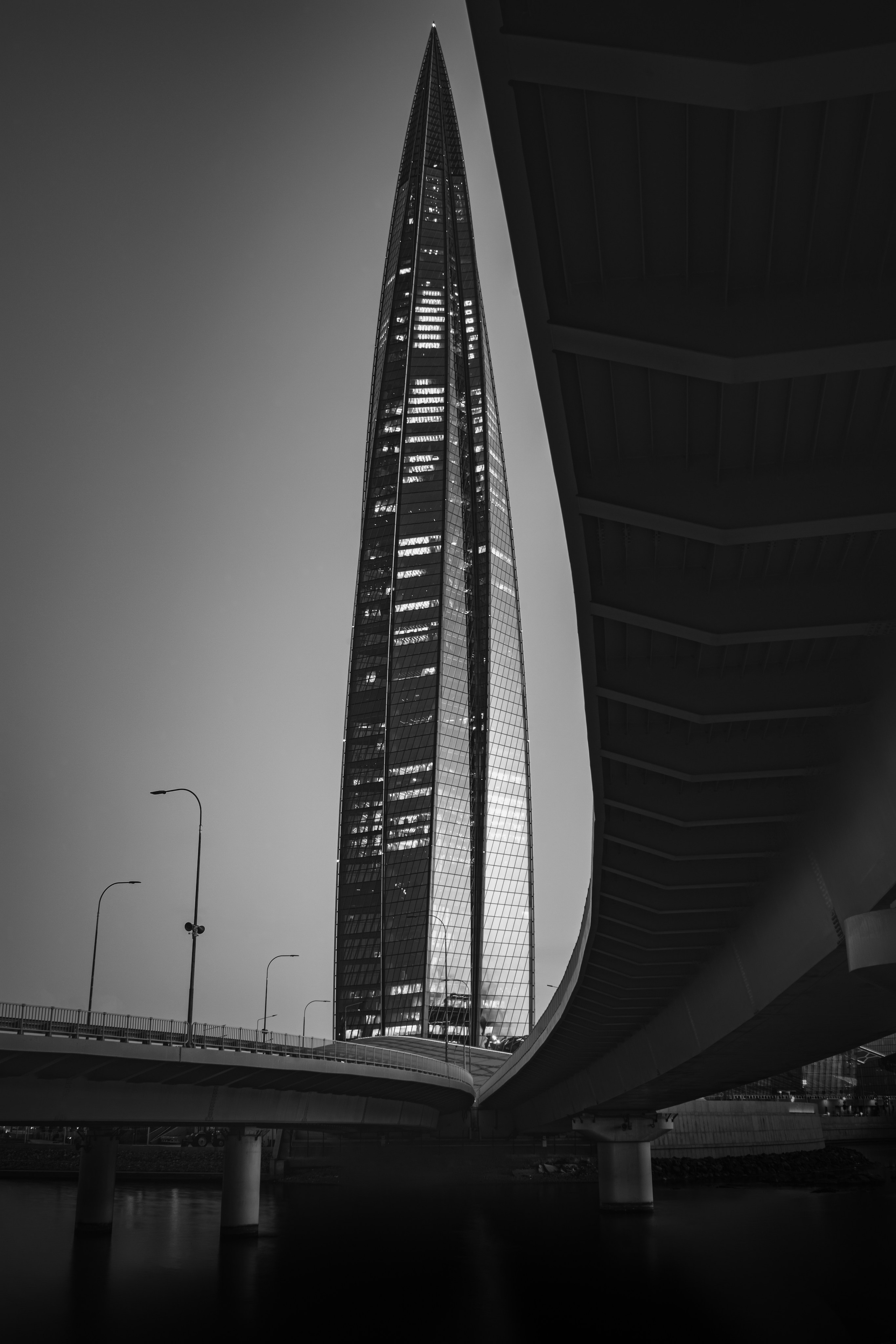 Лахта Центр Санкт-Петербург чёрно-белое фото, высотный небоскрёб у Финского залива под мостом, современная архитектура, фотограф Евгений Мальцев Ev Rednix.
