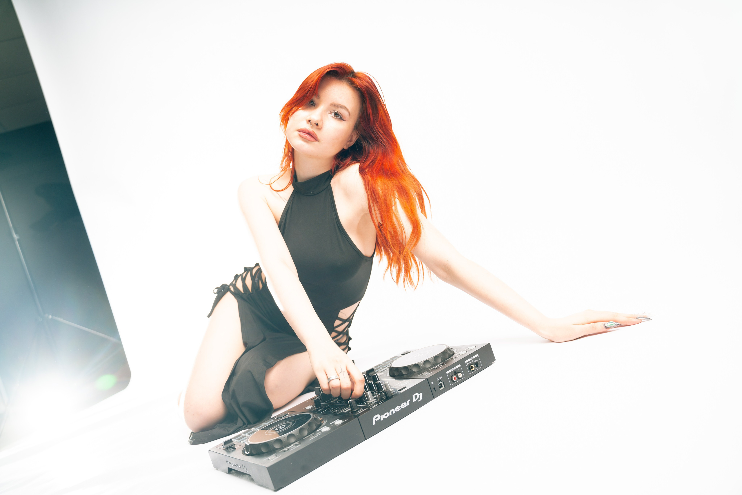 Портрет рыжеволосой модели в минималистичном освещении.