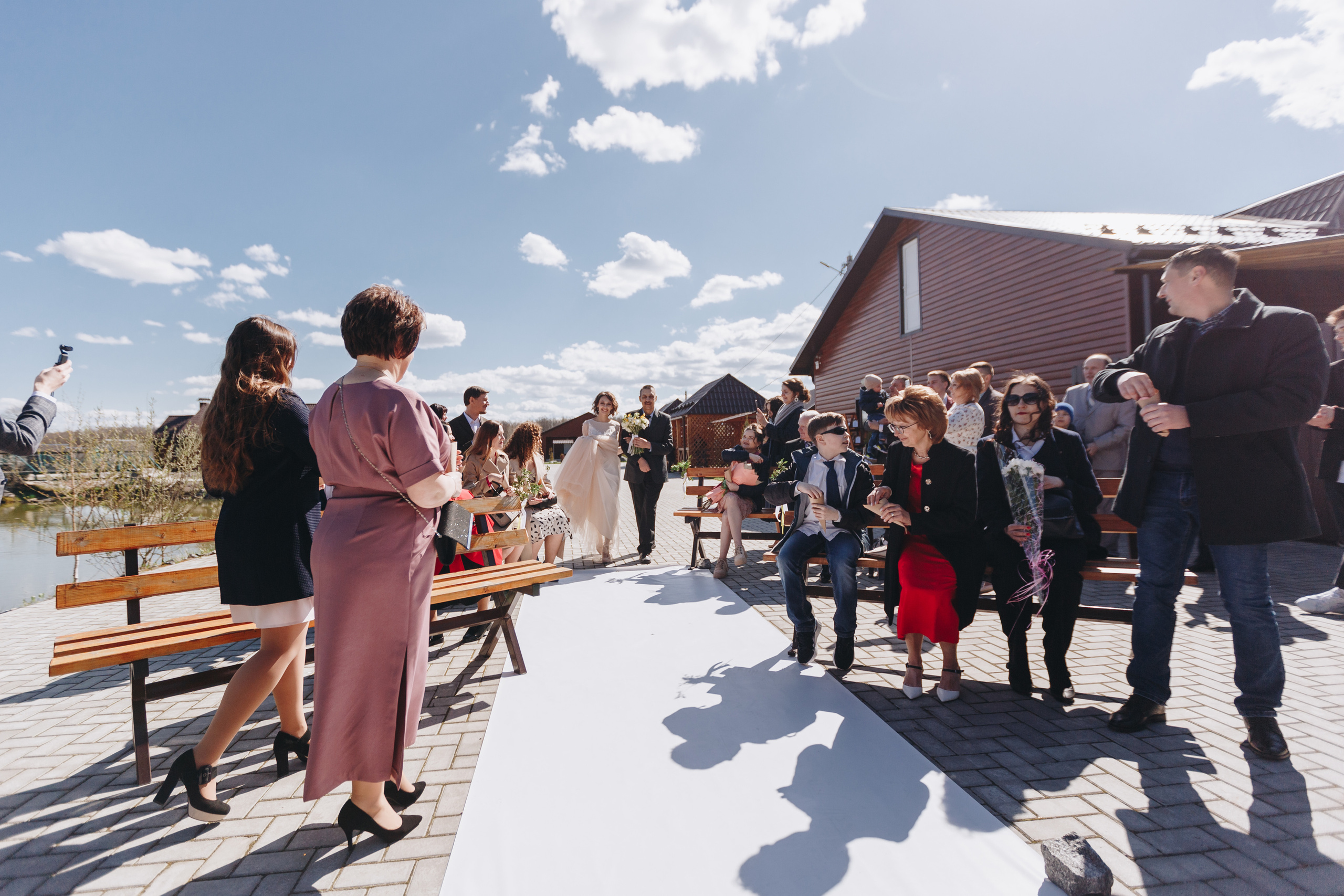 Фото и Видео съёмка полного свадебного дня весной в Жлобине. Свадебный семейный фотограф и видеограф Гомель Минск Беларусь Европа