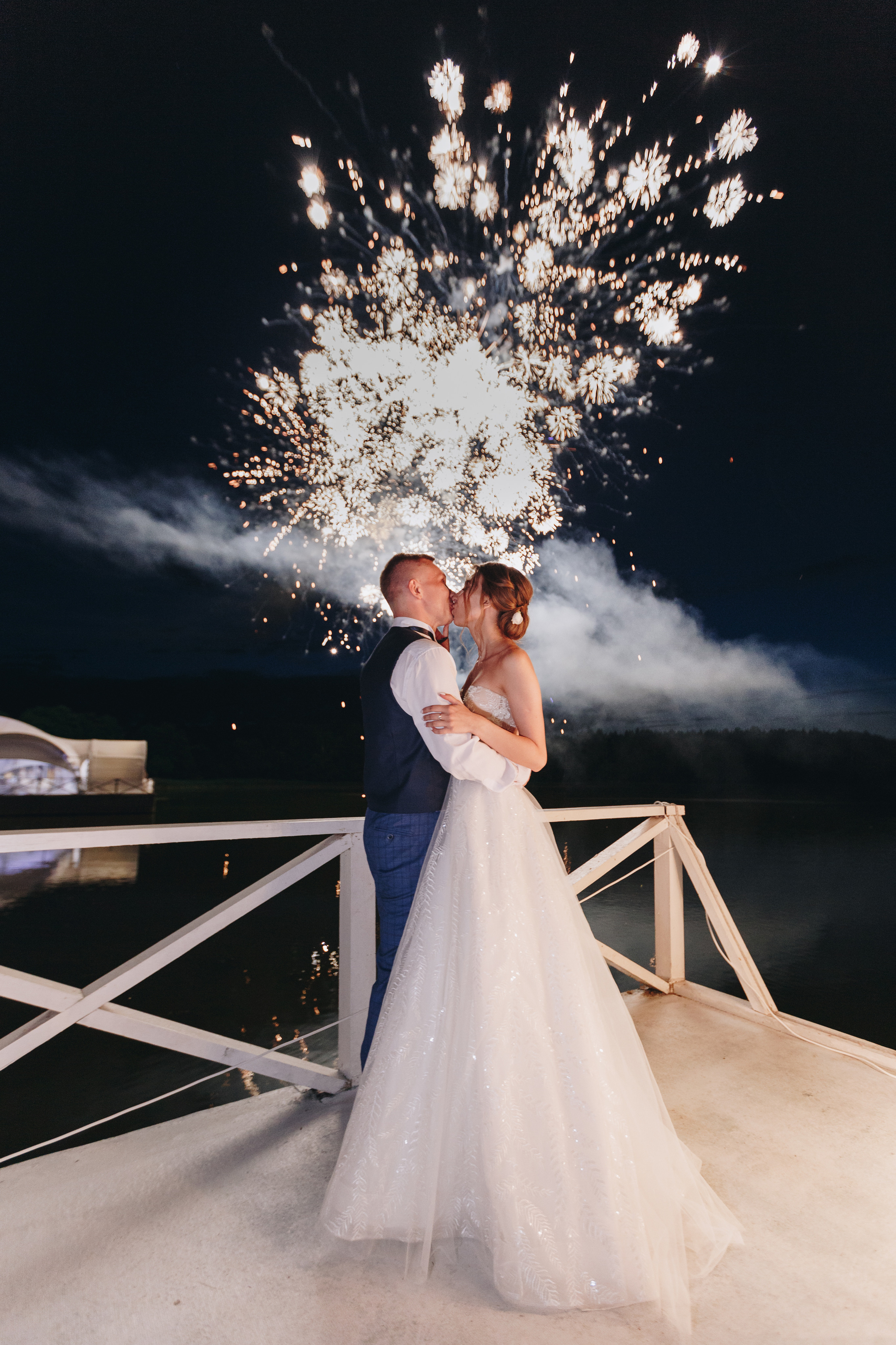 Фото и видео съёмка полного свадебного дня на усадьбе на берегу озера. Свадебный семейный фотограф и видеограф Гомель Минск Беларусь Европа