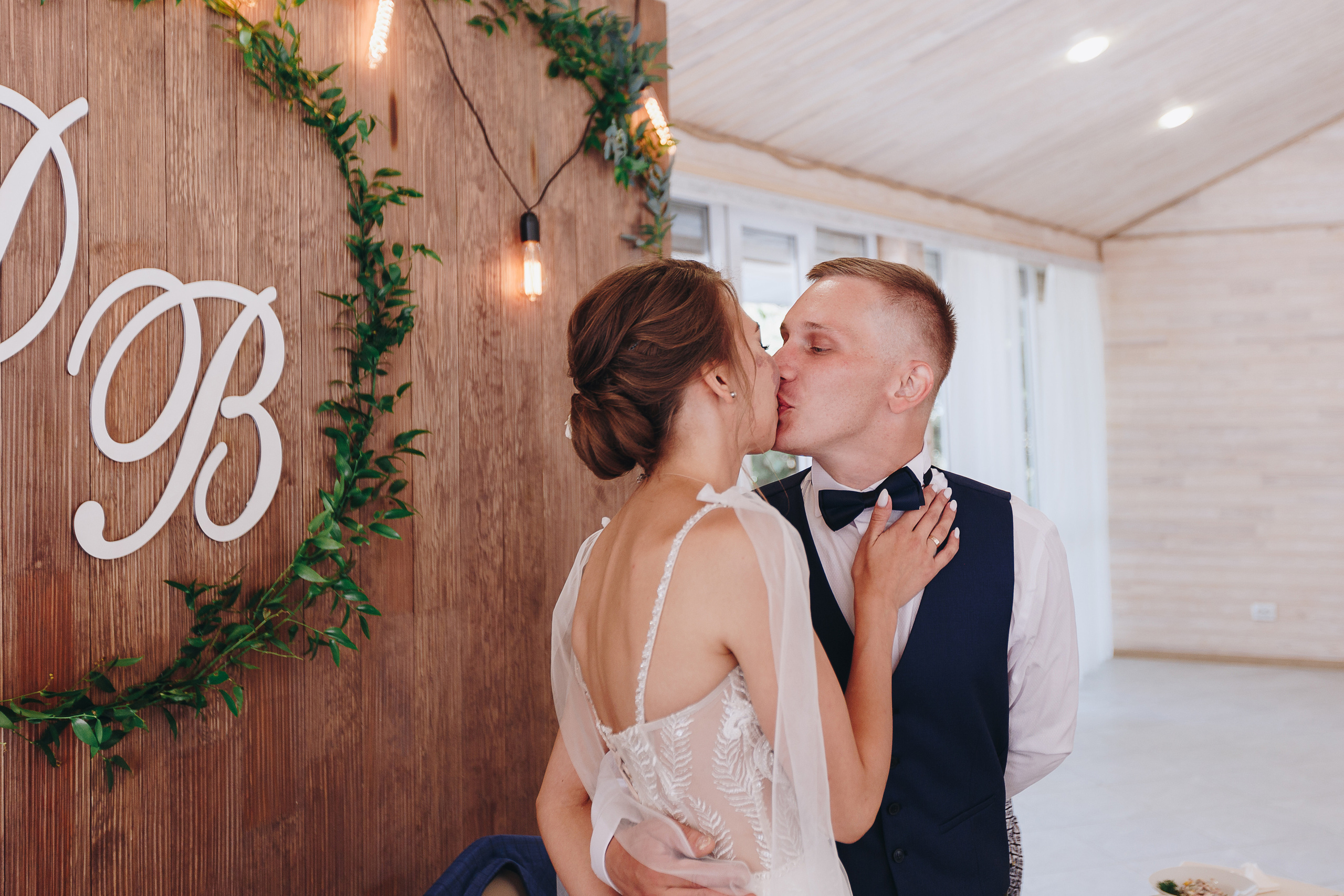 Фото и видео съёмка полного свадебного дня на усадьбе на берегу озера. Свадебный семейный фотограф и видеограф Гомель Минск Беларусь Европа
