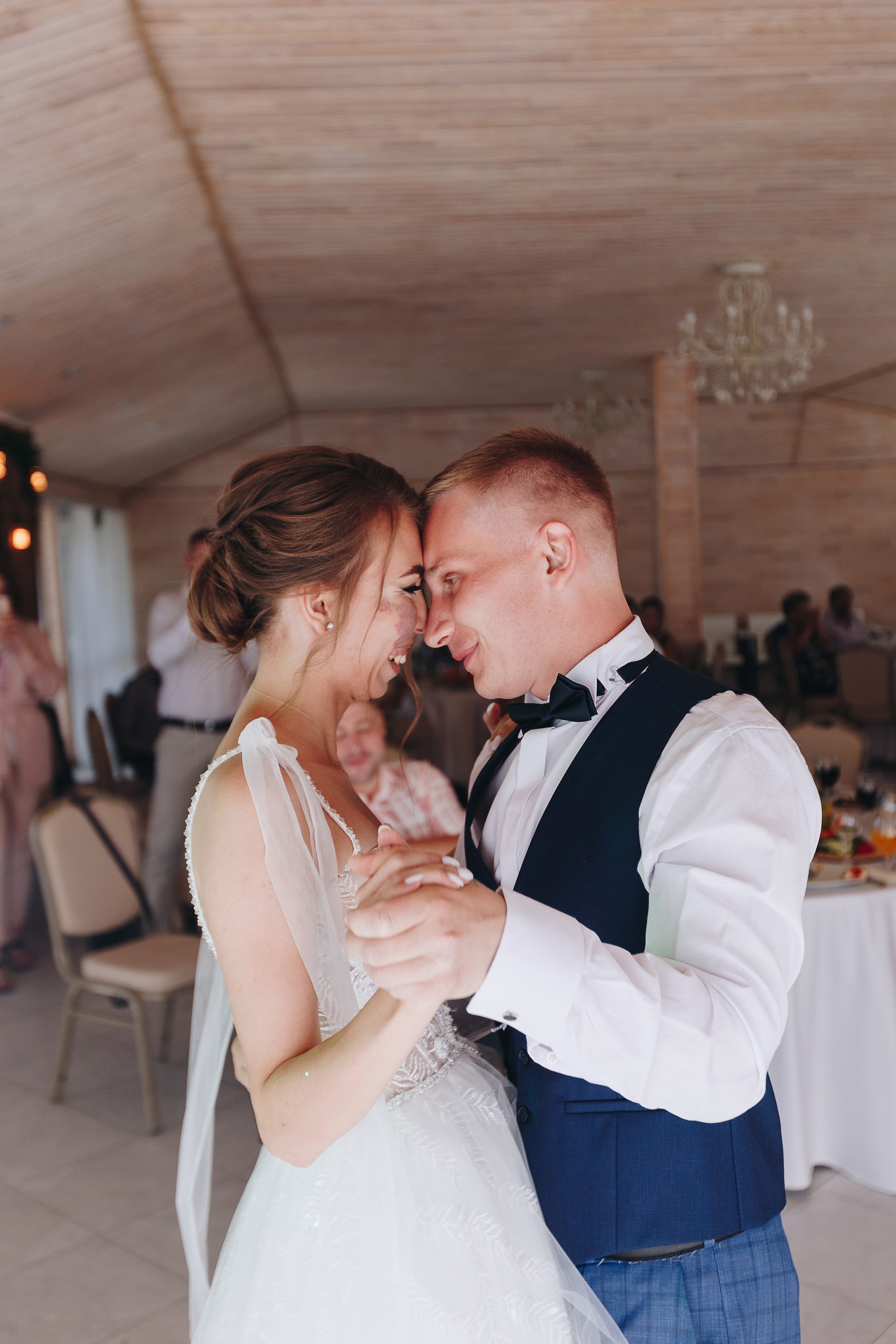 Фото и видео съёмка полного свадебного дня на усадьбе на берегу озера. Свадебный семейный фотограф и видеограф Гомель Минск Беларусь Европа