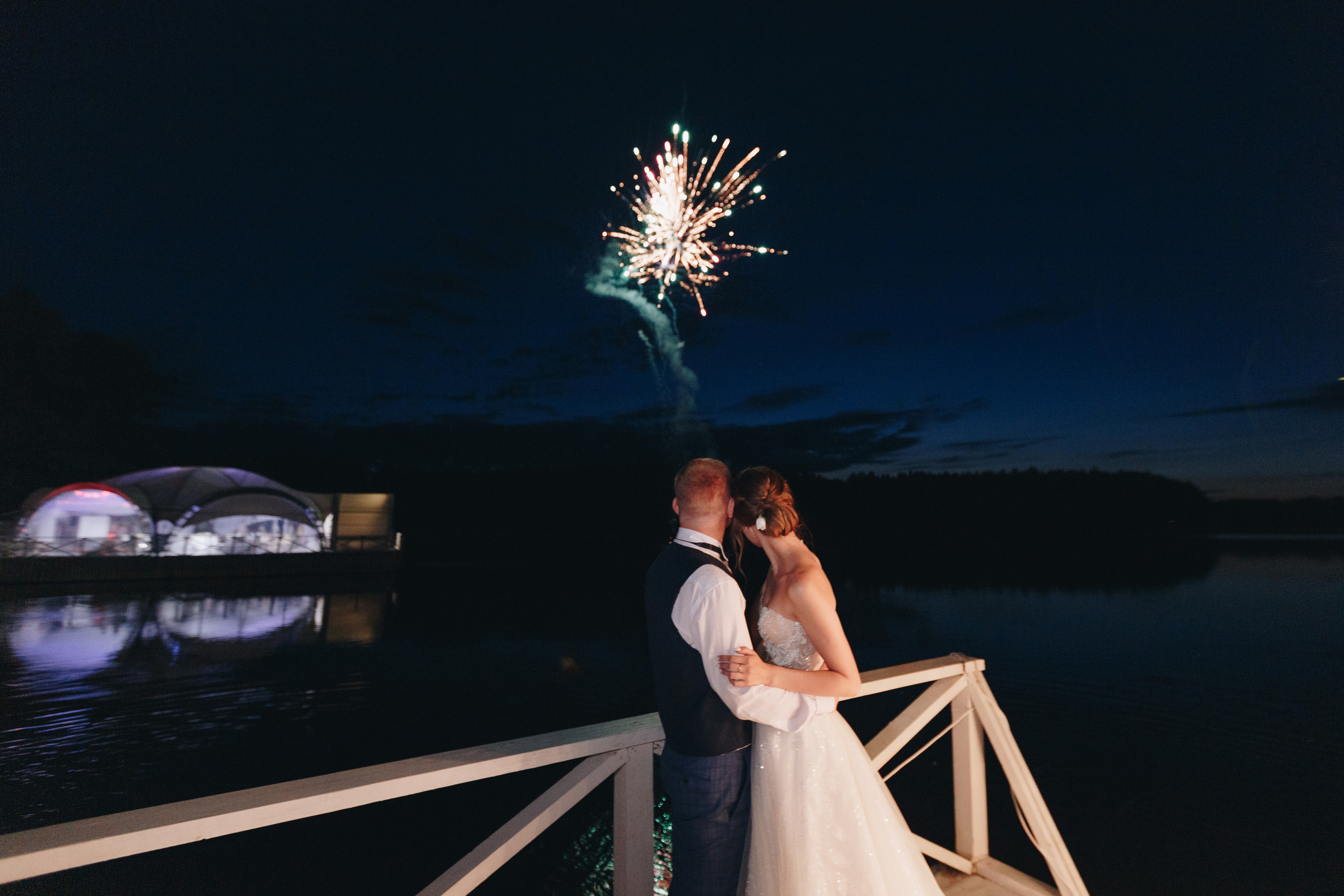 Фото и видео съёмка полного свадебного дня на усадьбе на берегу озера. Свадебный семейный фотограф и видеограф Гомель Минск Беларусь Европа