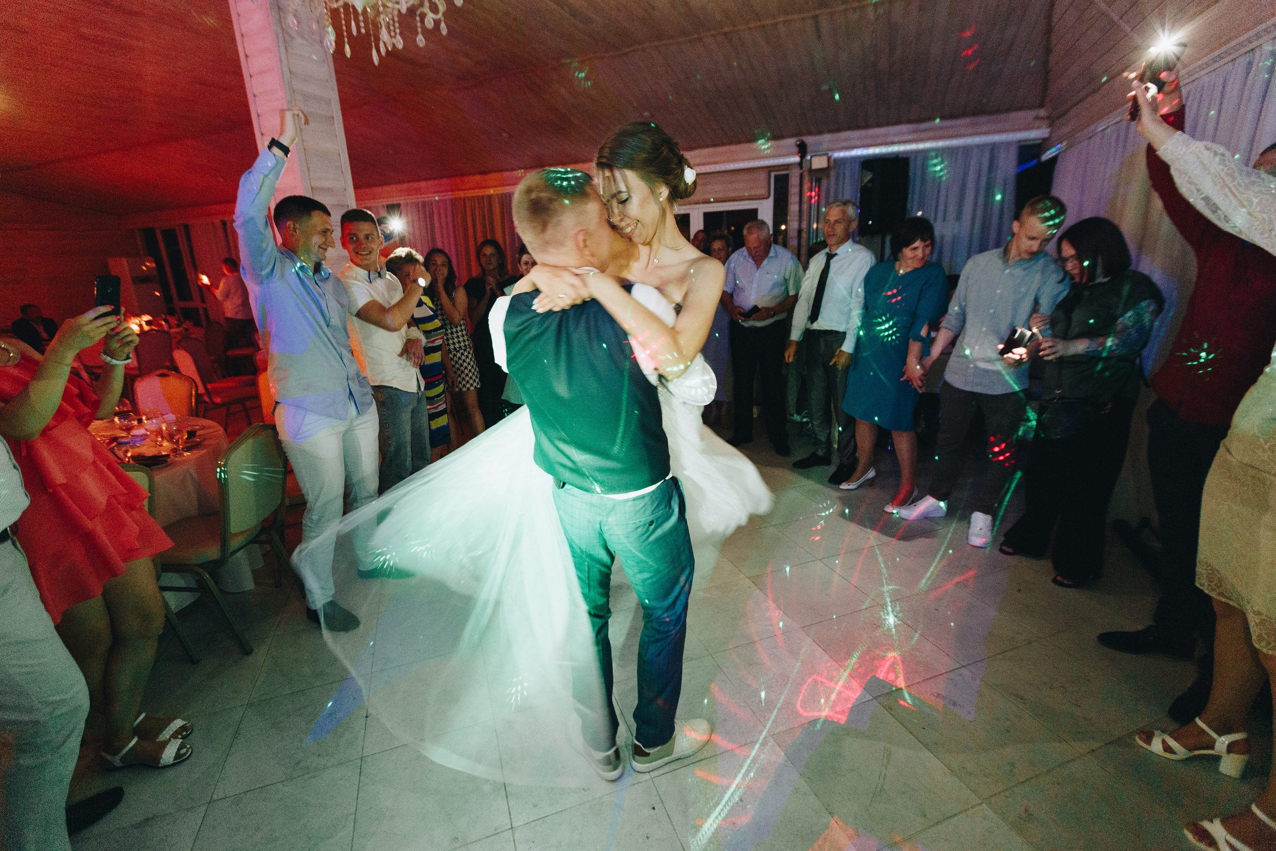 Фото и видео съёмка полного свадебного дня на усадьбе на берегу озера. Свадебный семейный фотограф и видеограф Гомель Минск Беларусь Европа