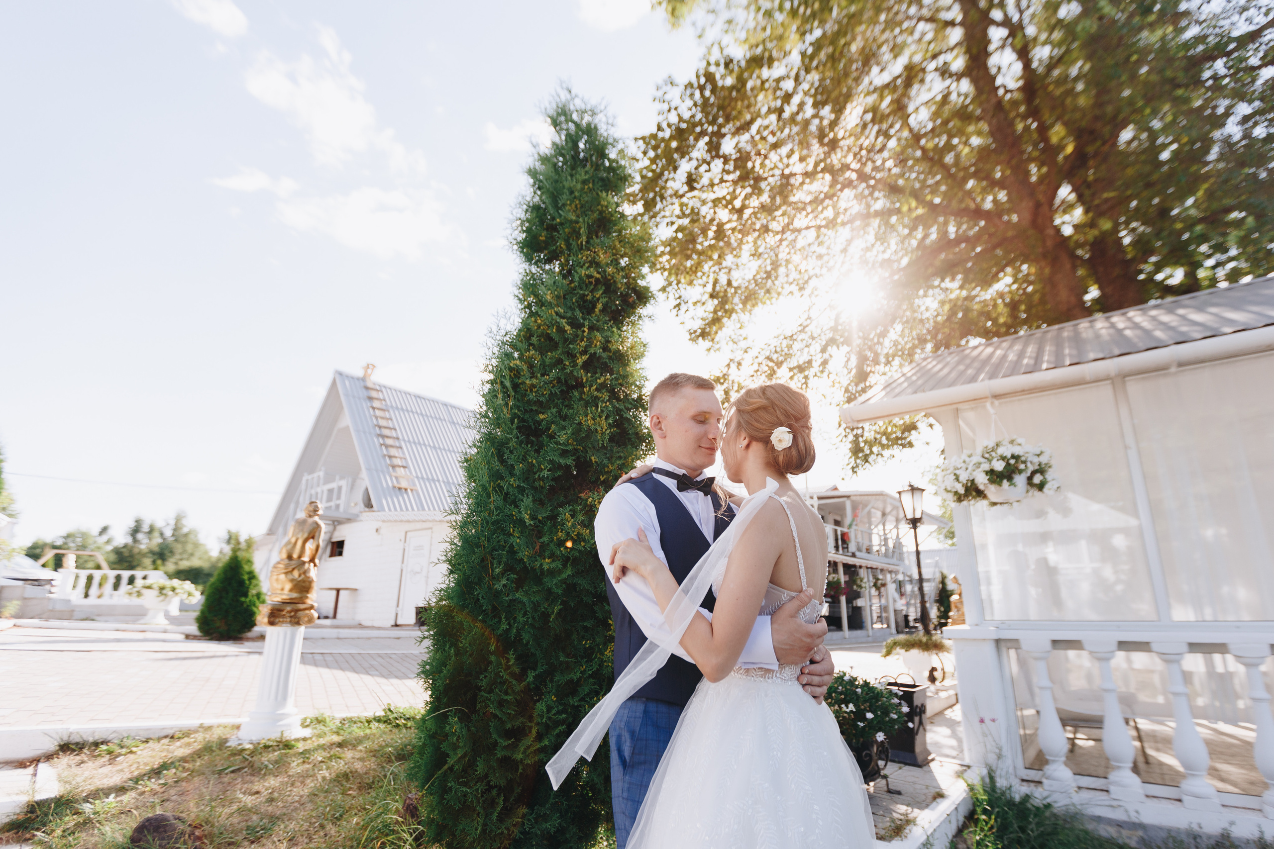 Фото и видео съёмка полного свадебного дня на усадьбе на берегу озера. Свадебный семейный фотограф и видеограф Гомель Минск Беларусь Европа