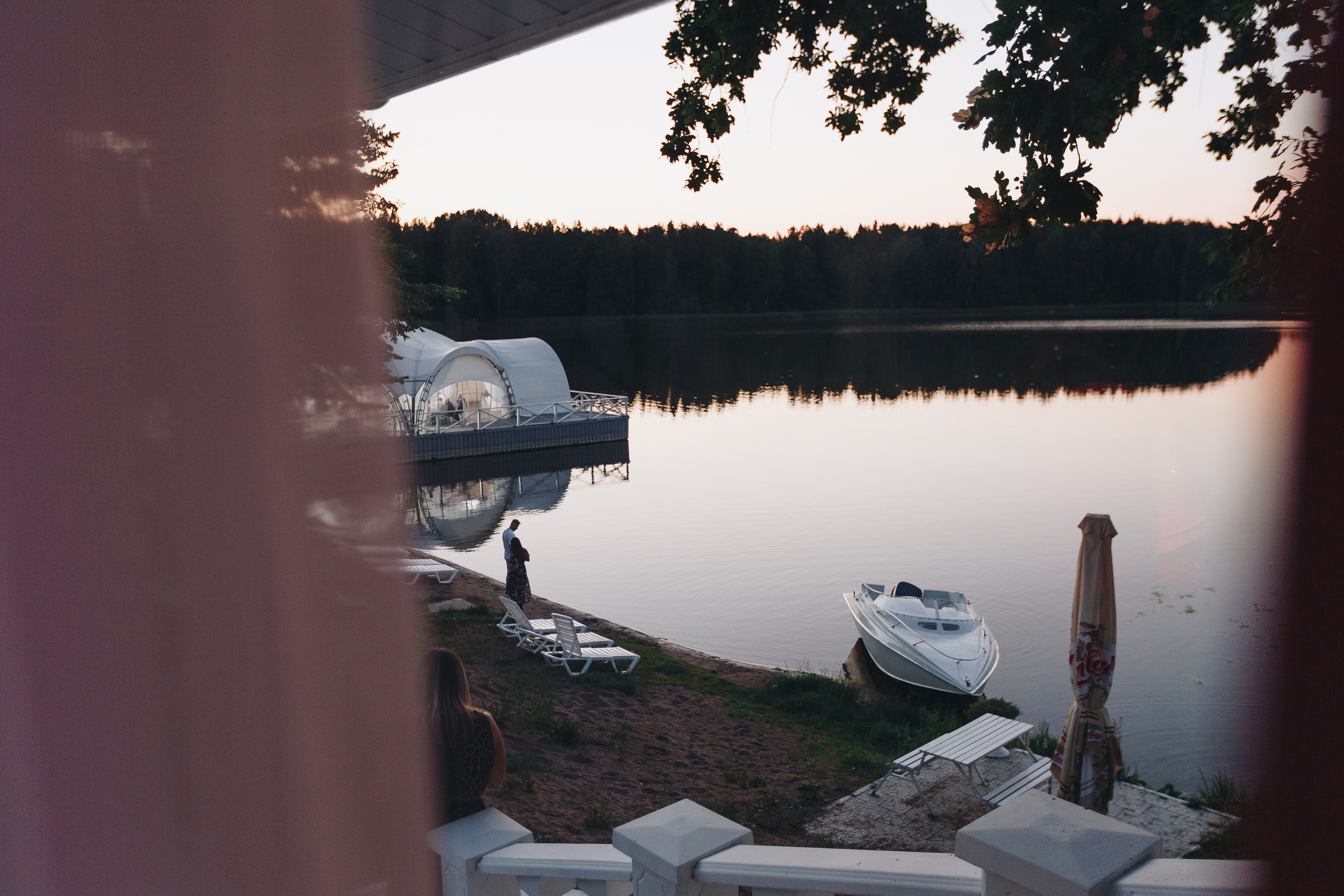 Фото и видео съёмка полного свадебного дня на усадьбе на берегу озера. Свадебный семейный фотограф и видеограф Гомель Минск Беларусь Европа