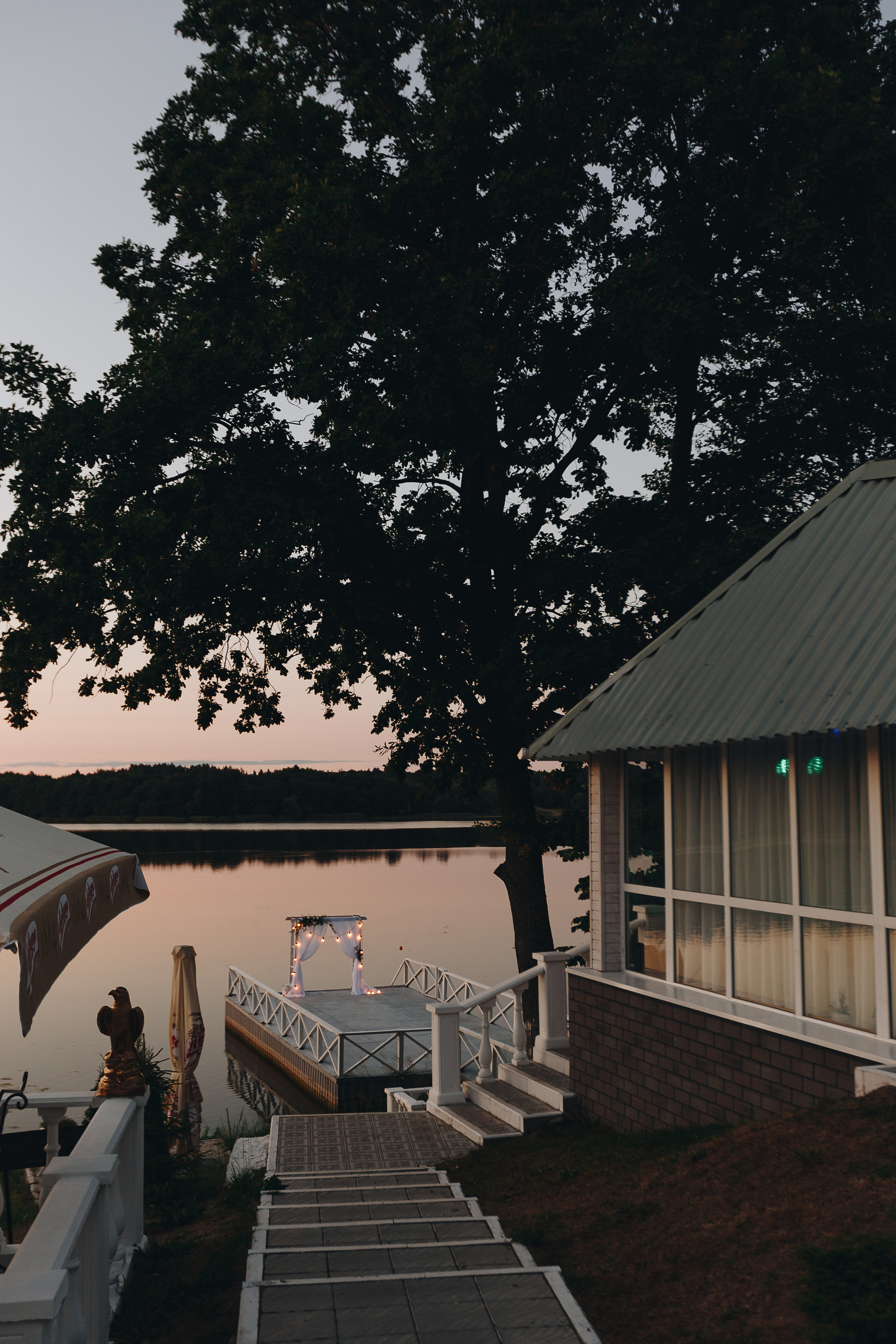 Фото и видео съёмка полного свадебного дня на усадьбе на берегу озера. Свадебный семейный фотограф и видеограф Гомель Минск Беларусь Европа