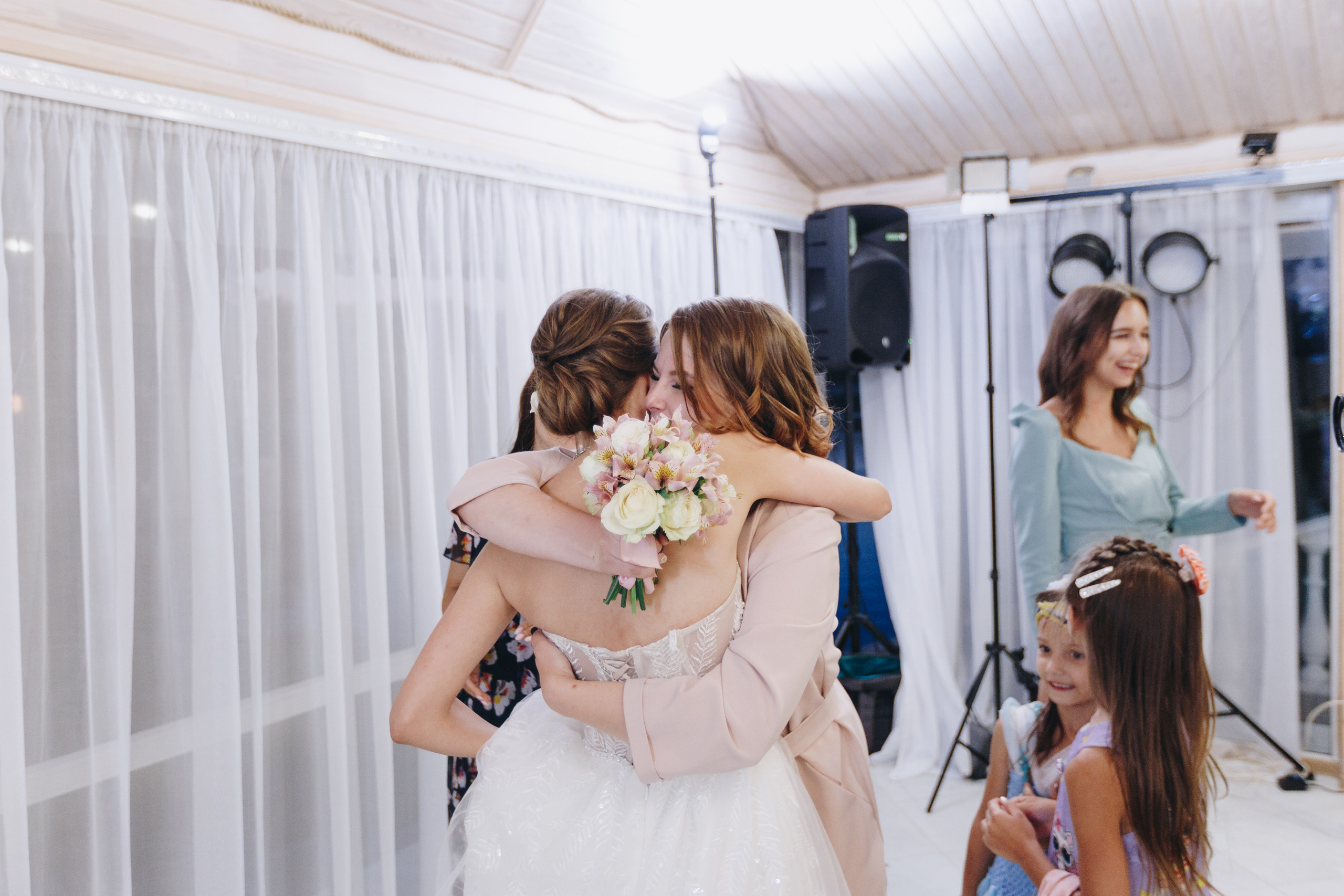 Фото и видео съёмка полного свадебного дня на усадьбе на берегу озера. Свадебный семейный фотограф и видеограф Гомель Минск Беларусь Европа