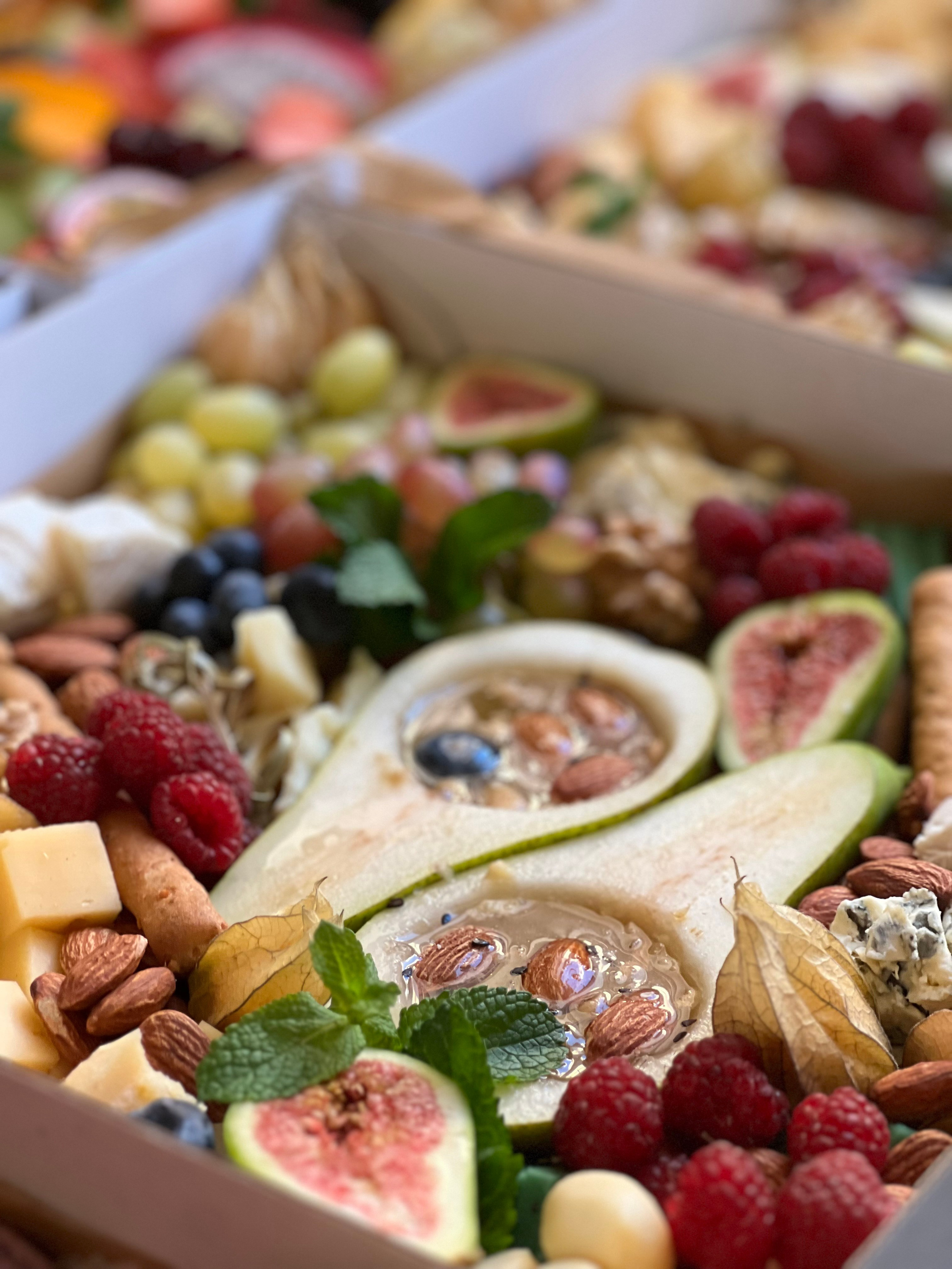 ГастроБоксы. Выездной кейтеринг, съедобные букеты, торты и сладости на заказ