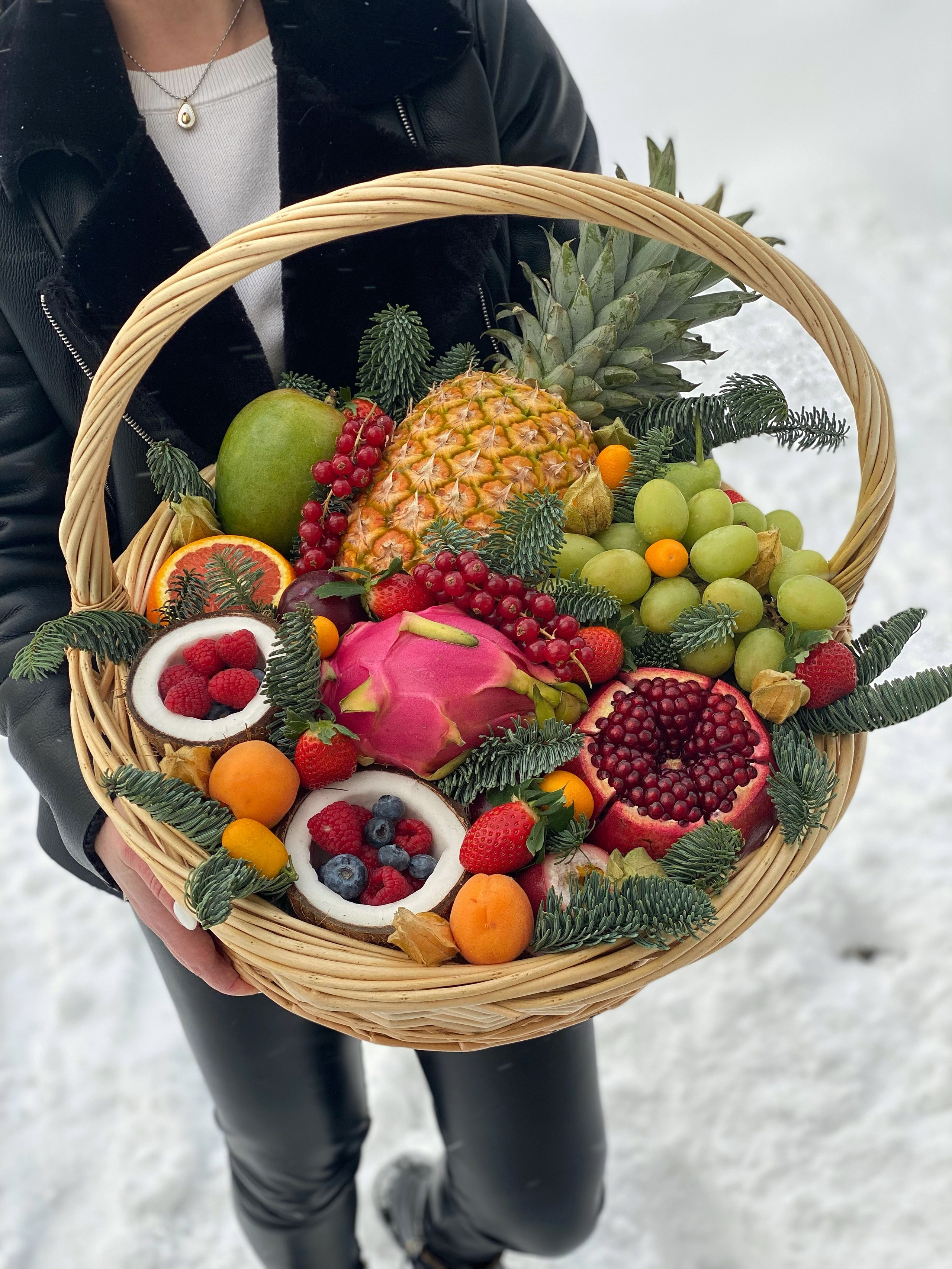 Корзины. Выездной кейтеринг, съедобные букеты, торты и сладости на заказ