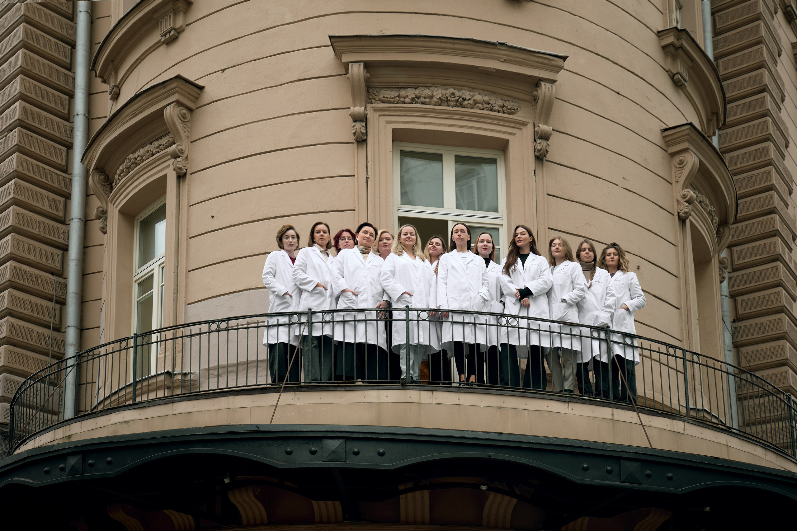 Команда Vikisews в Москве: коллектив дизайнеров, маркетологов и специалистов модной индустрии на общем фото