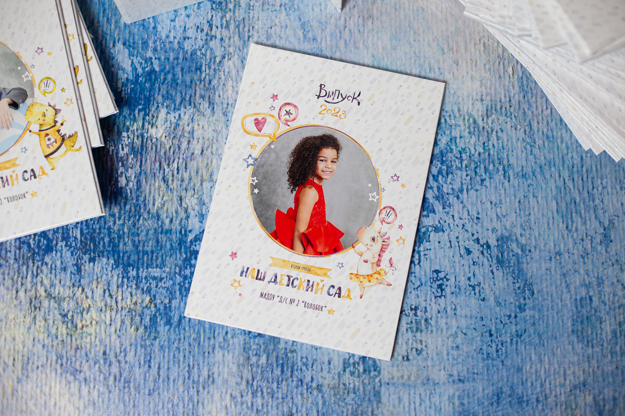 детский выпускной альбом яркого дизайна