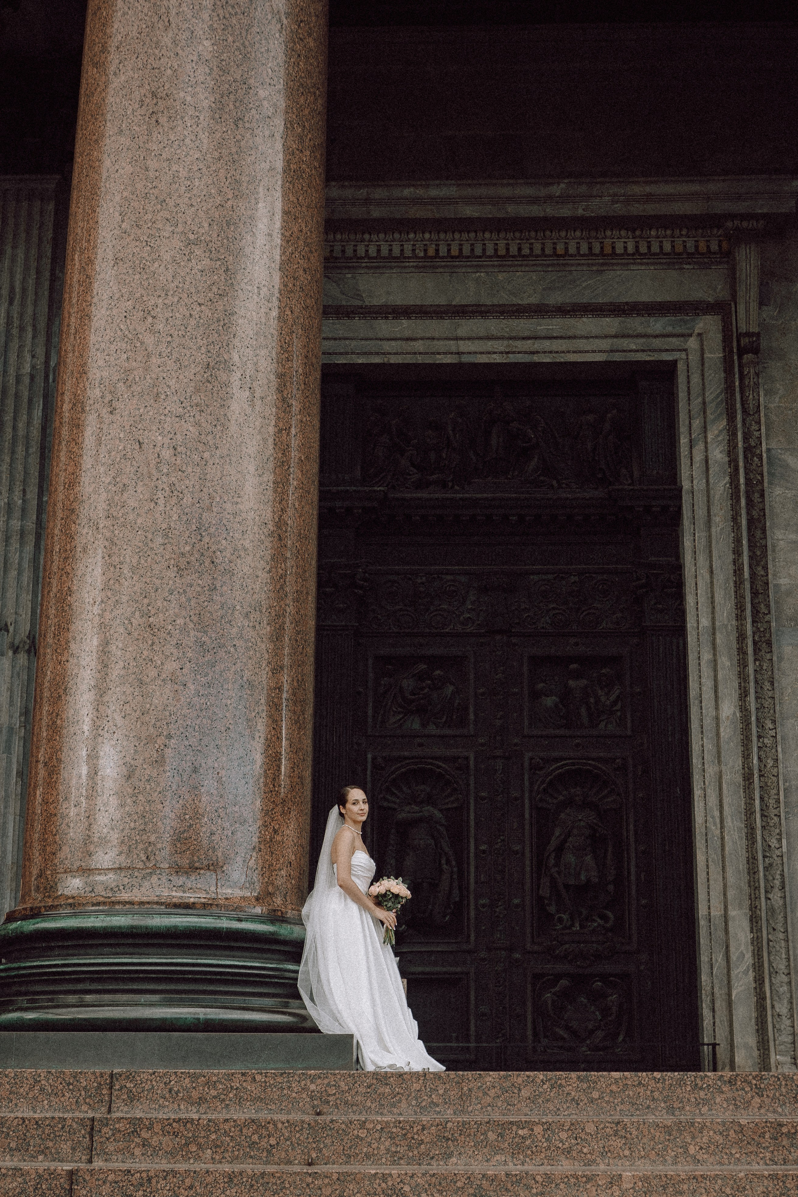 СВАДЕБНАЯ ПРОГУЛКА В САНТК-ПЕТЕРБУРГЕ (ИСАКИЕВСКИЙ СОБОР, ЗИМНЯЯ КАНАВКА, ЭРМИТАЖ И БОЛЬШАЯ МОРСКАЯ УЛИЦА). Профессиональный фотограф, Санкт-Петербург — Виктория Богомолова