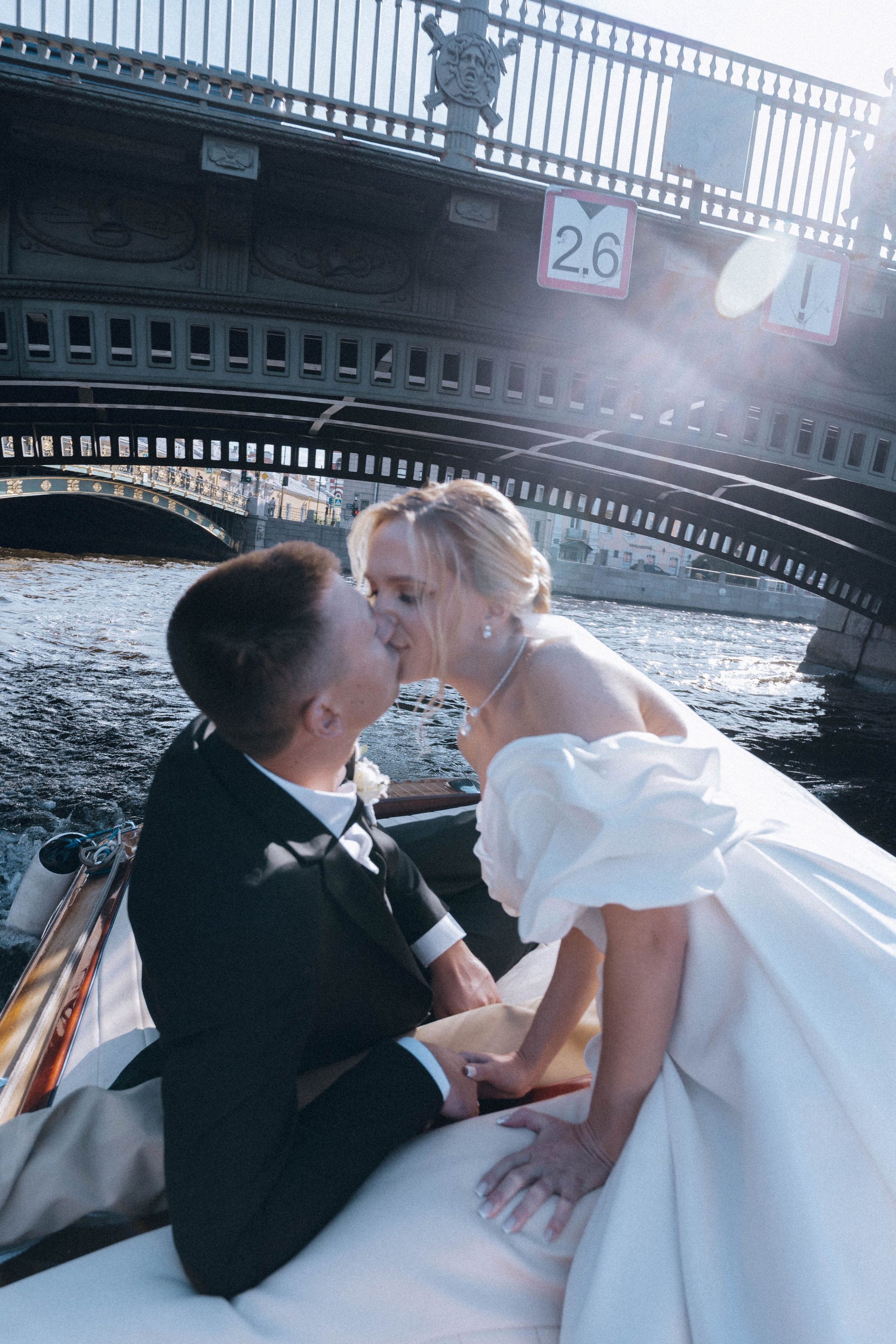 СВАДЕНБНАЯ СЬЕМКА НА КАТЕРЕ ПО КАНАЛАМ САНКТ-ПЕТЕРБУРГА И В АКВАТОРИИ НЕВЫ. Профессиональный фотограф, Санкт-Петербург — Виктория Богомолова