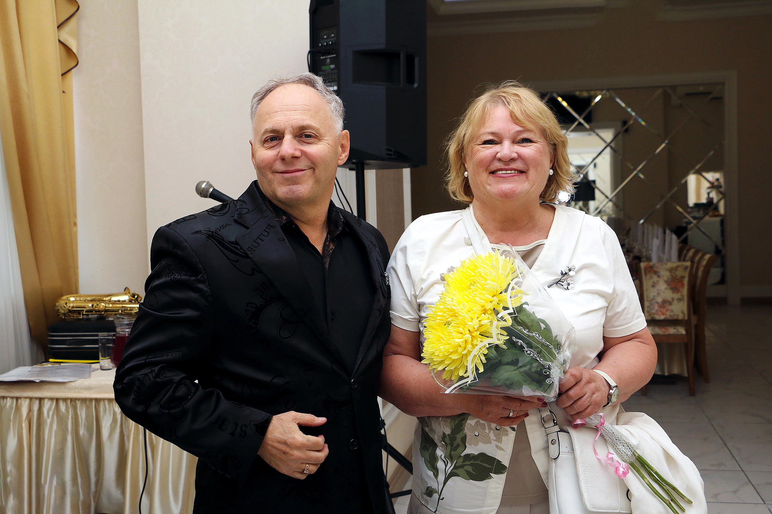 Ведущий создал нам настоящий  праздник. Ведущий праздника с одним из гостей