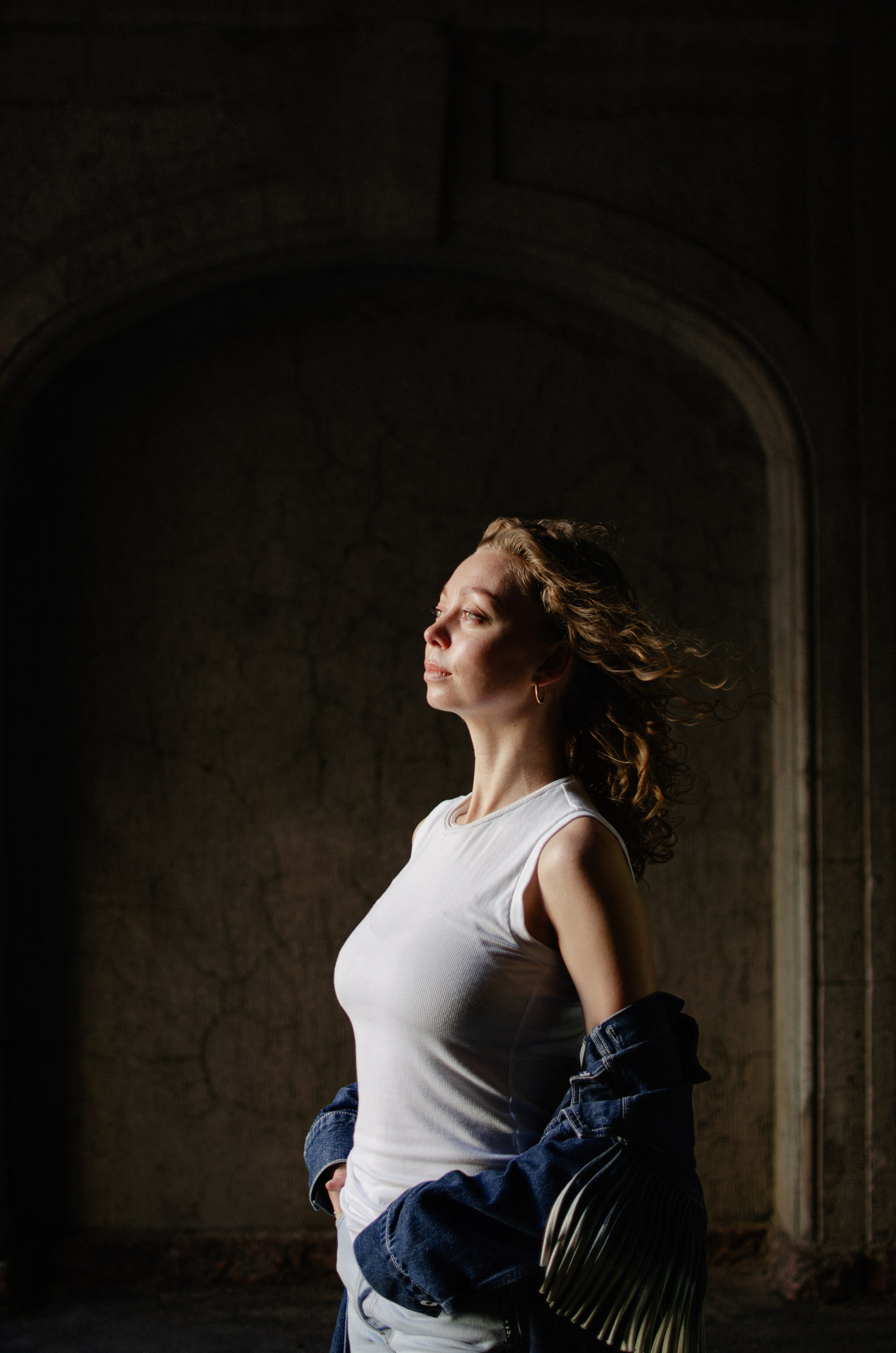 Фотопрогулка по питерским дворикам и парадным в формате разведки новых мест. Портретный и репортажный фотограф в Санкт-Петербурге Варвара Жукова