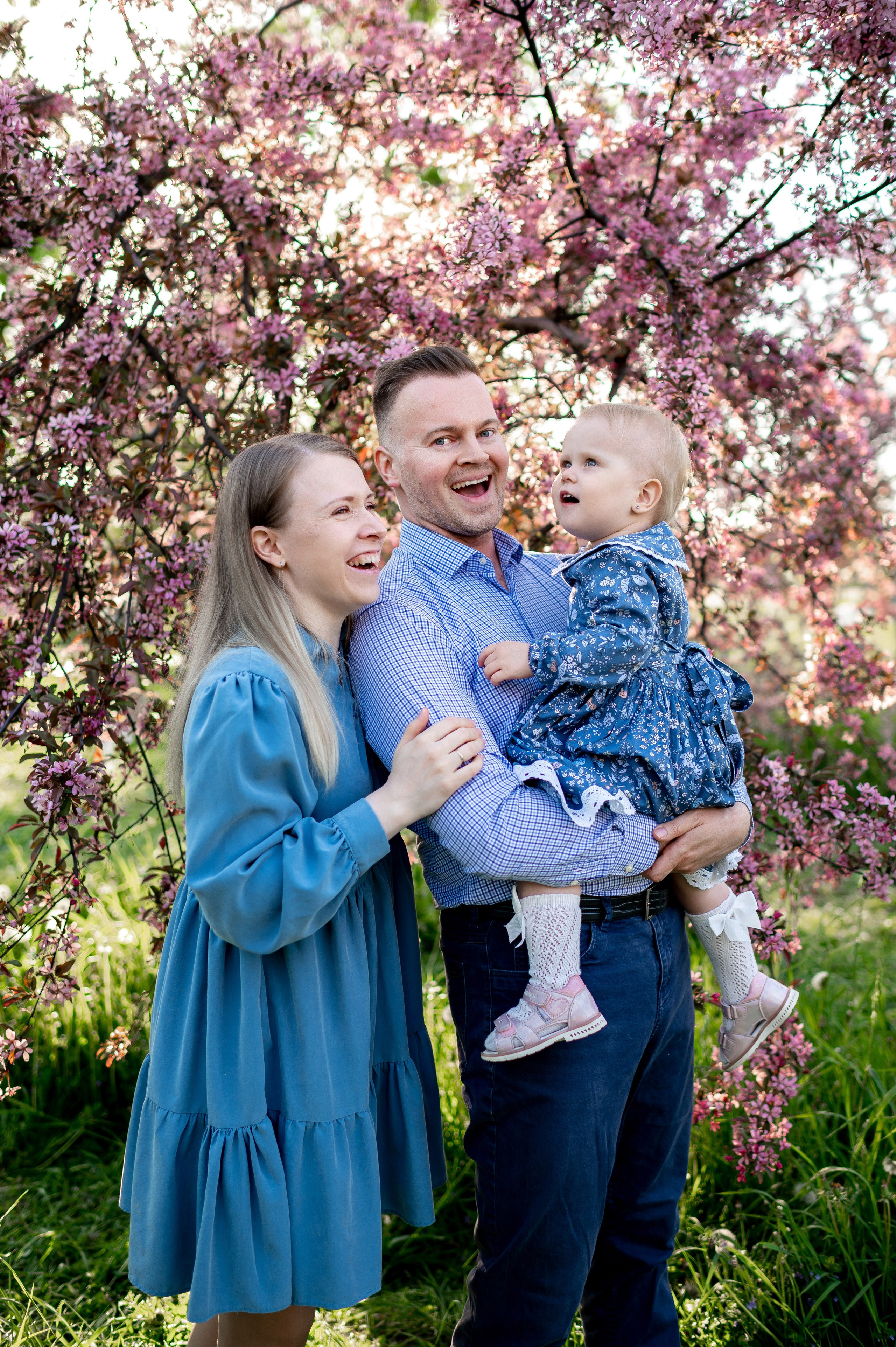 Ника и родители в розовых яблонях. Портретный, семейный и свадебный фотограф в Санкт-Петербурге и в Пушкине Ширяев Денис