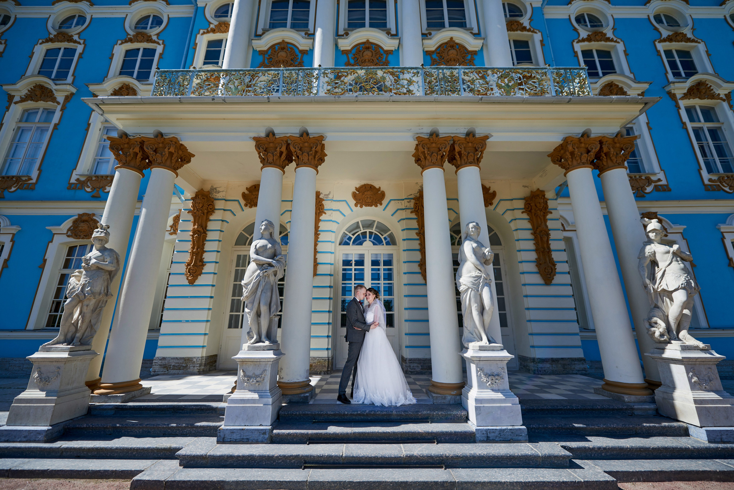 Молодожёны на фоне Екатерининского  Дворца