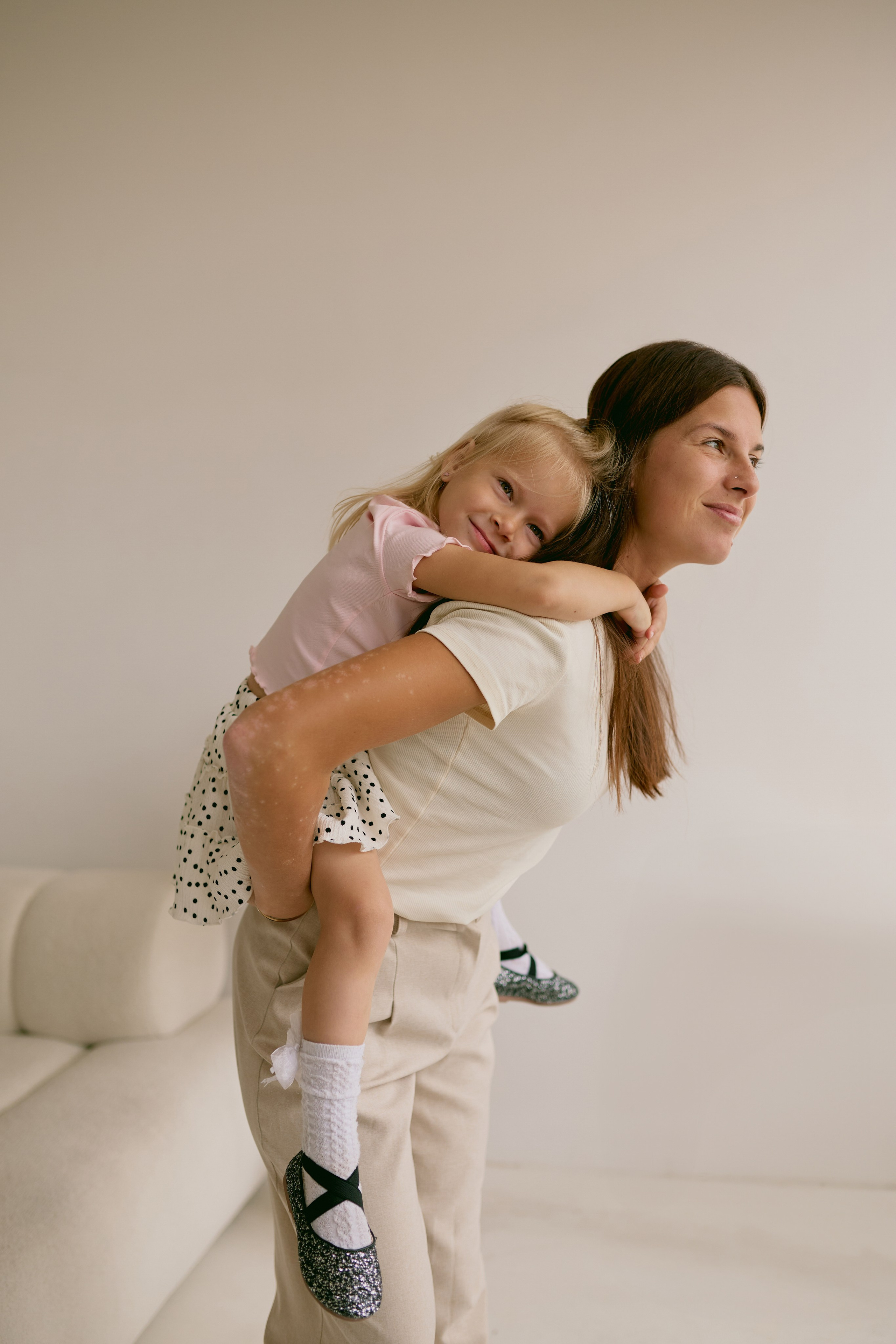 Семейная фотосессия в фотостудии. Сестры Карабаза. Фотографы и ретушеры в Москве и Санкт-Петербурге