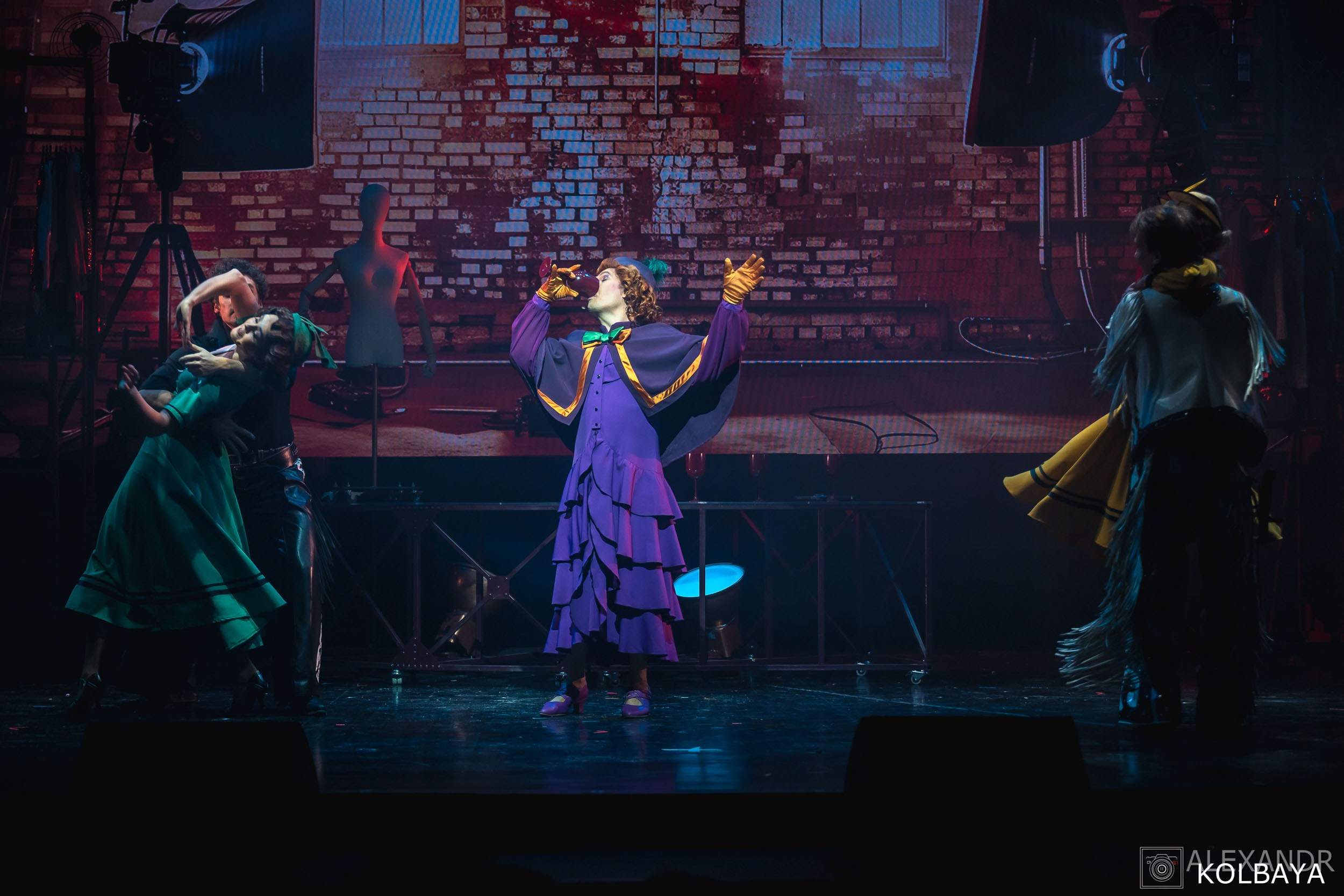 Фотографии со спектакля «Привет, я тетя Чарли». Концертный и театральный репортажный фотограф в Москве Александр Колбая