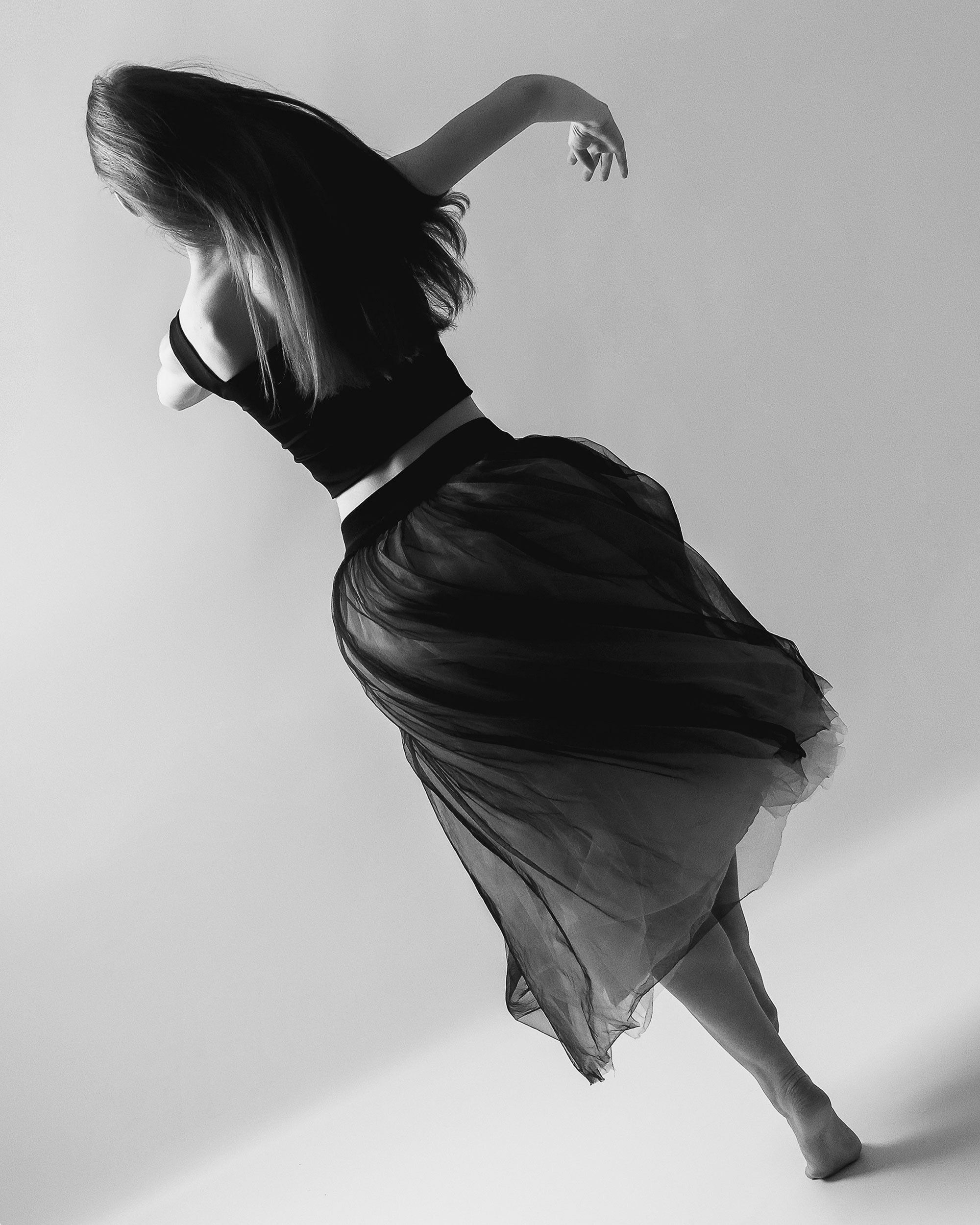 танцующая девушка в фотостудии Автопортретная