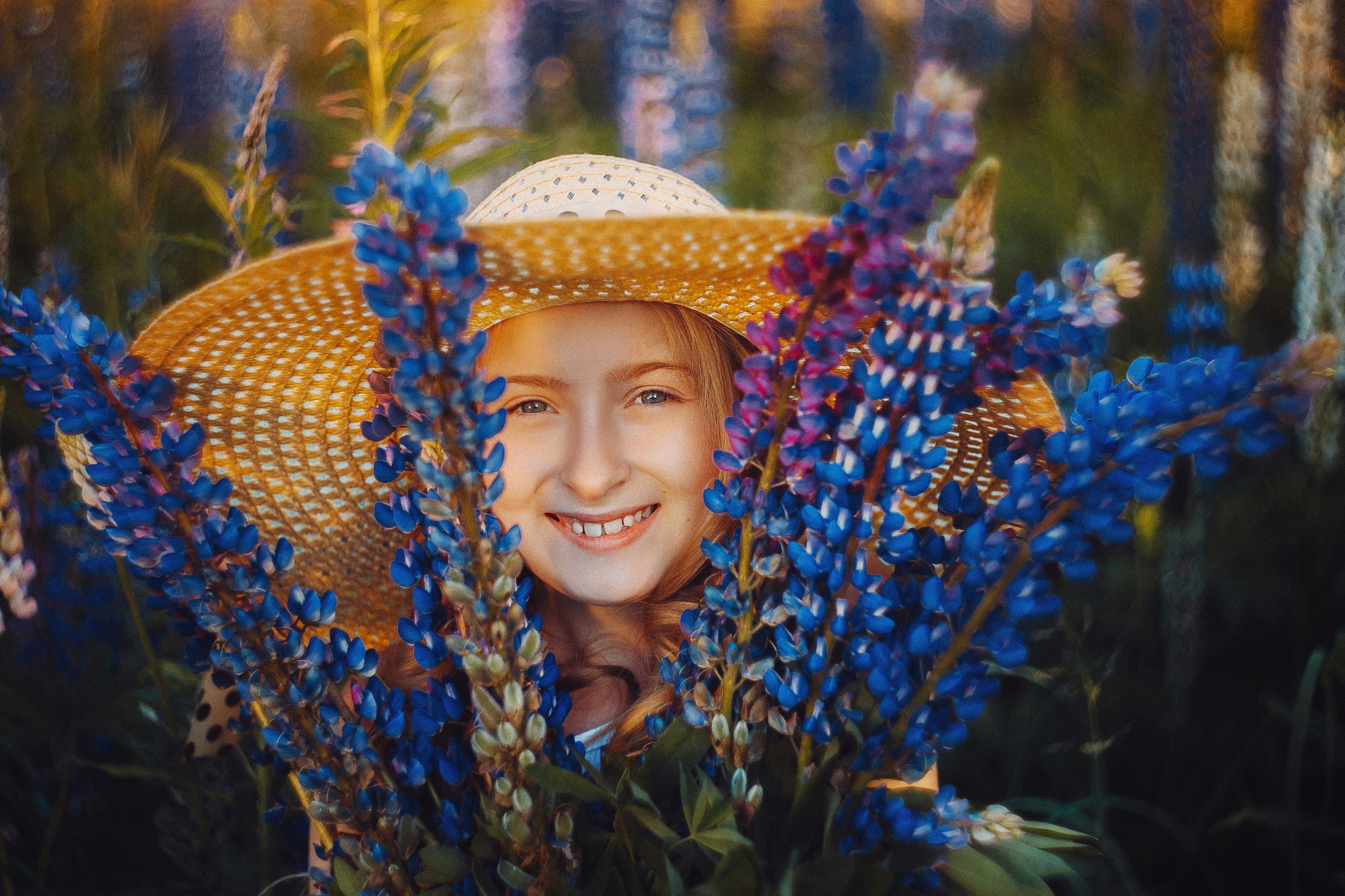 Солнечная Алена в Люпинах. Фотограф Сергей Логинов