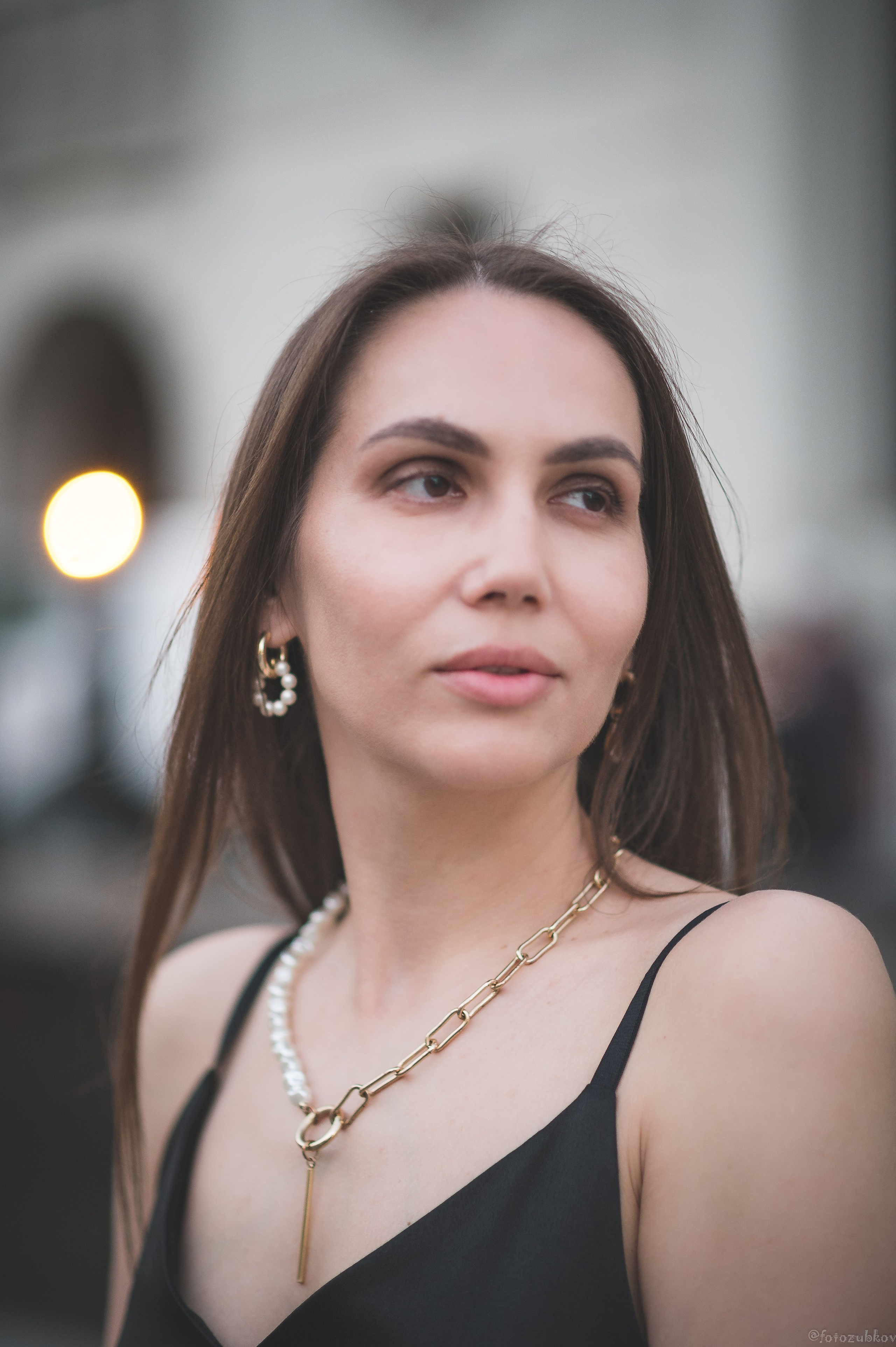 Взгляд девушки в черном платье