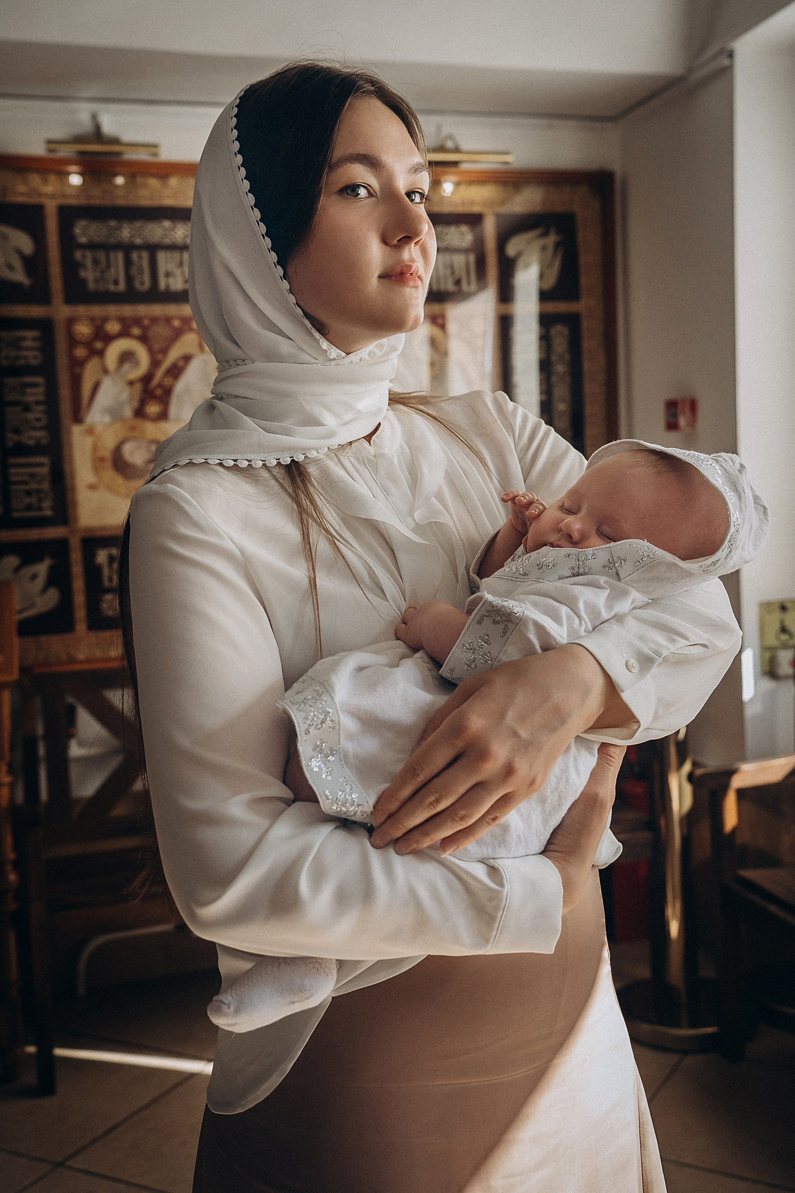 Фотосессия крещения, фотограф таинства крещения Москва, ребенок с мамо. Фотограф Ольга Рубцова в Москве и Московской области