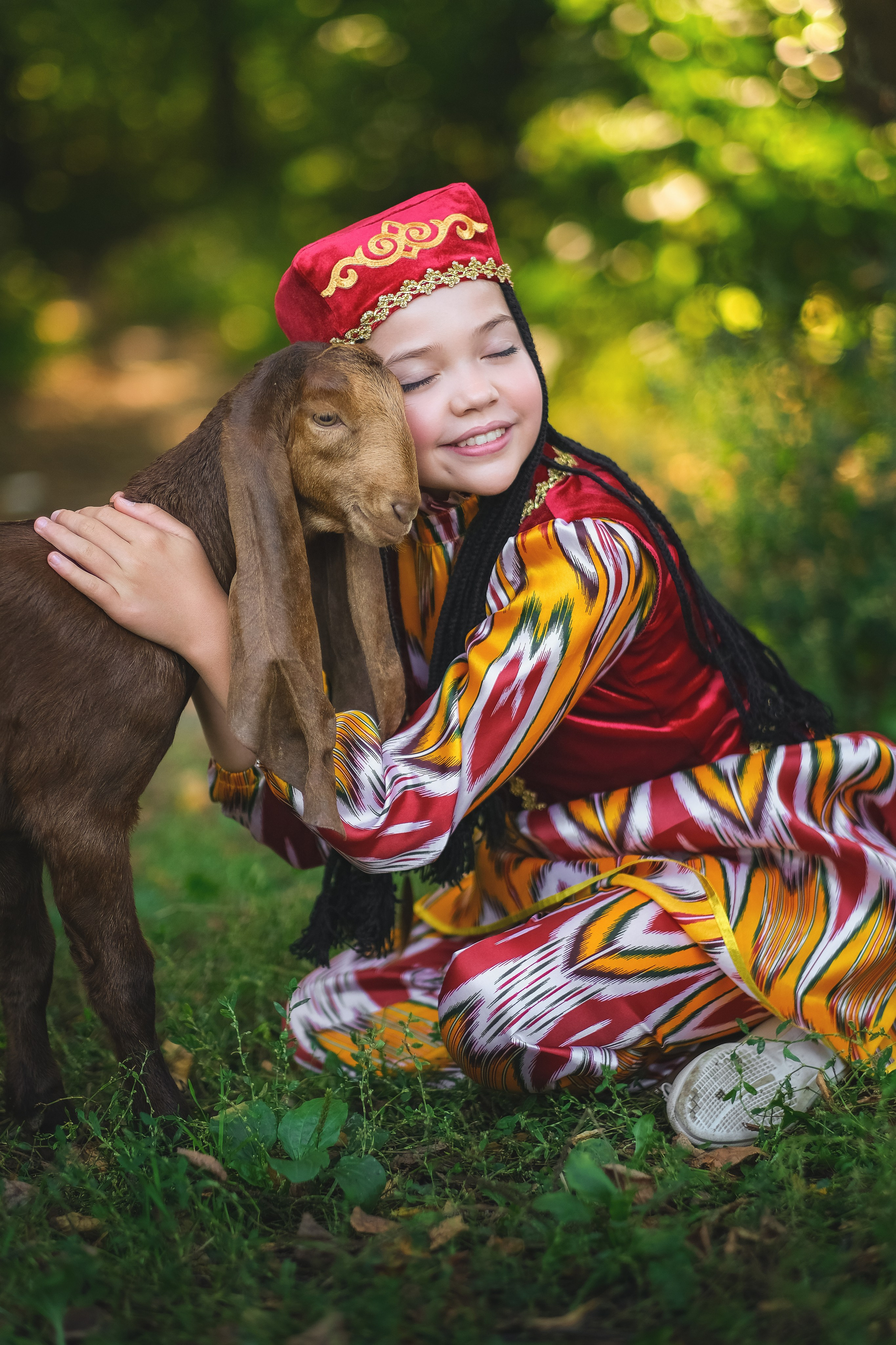 Девочка обнимается с животным