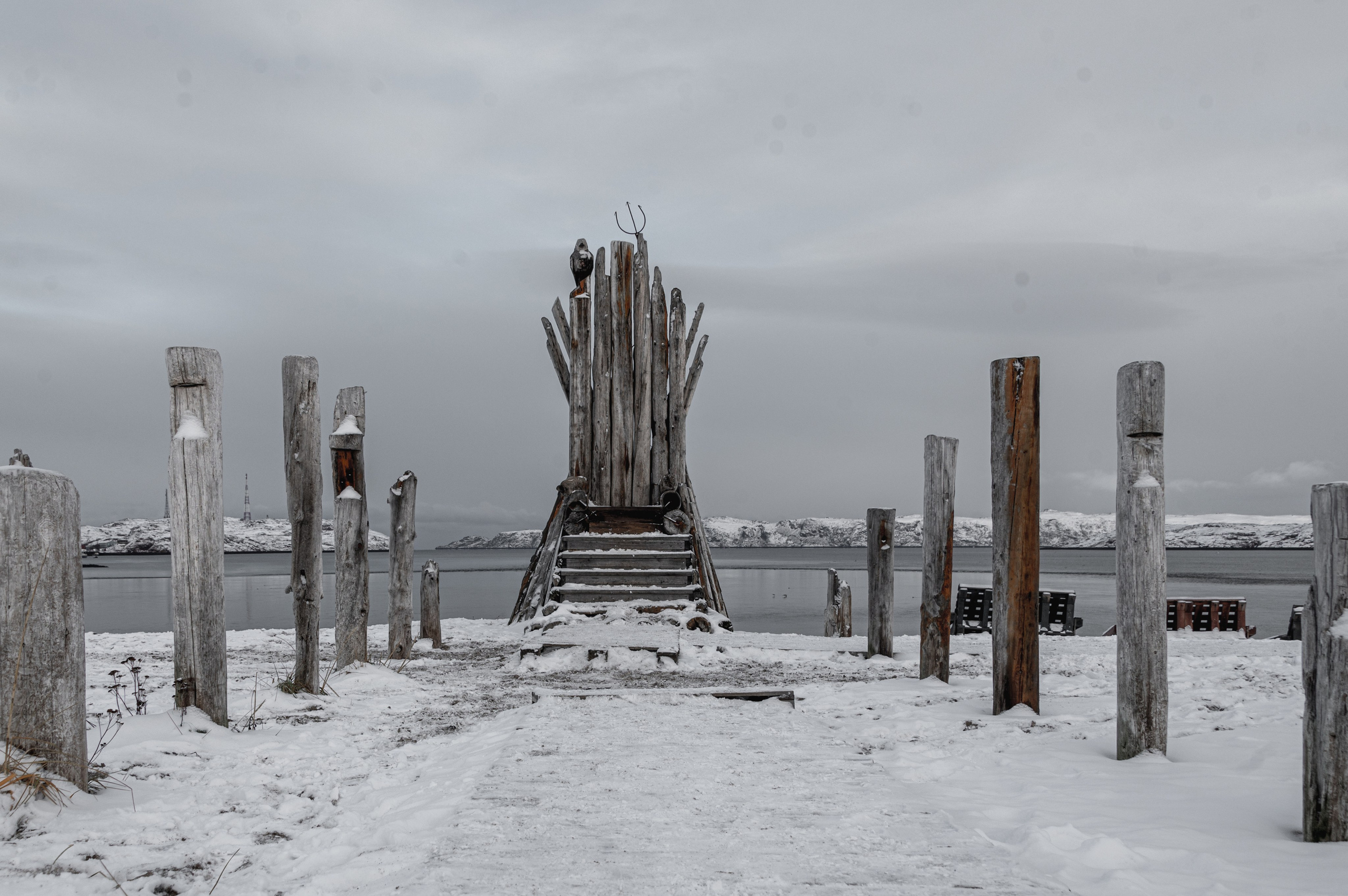 Фотограф Роман Адлер. Фотографии поселка Териберка. Серия Русский Север 2023 Фото Териберки. Фото трона в Териберке. Берег Баренцева моря. достопримечательности Териберки фото