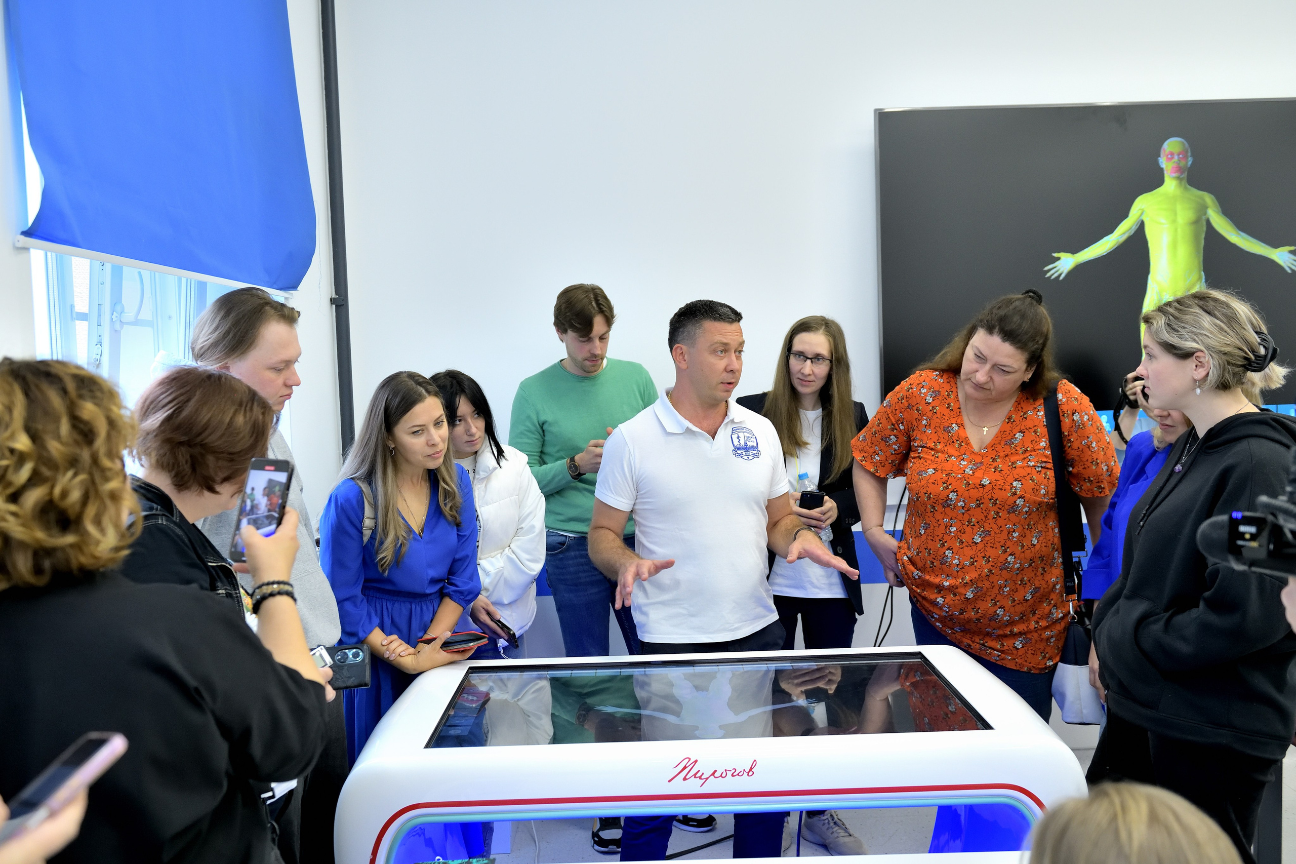 "Директор медицинского колледжа рассказывает журналистам, как устроено учебное заведение".