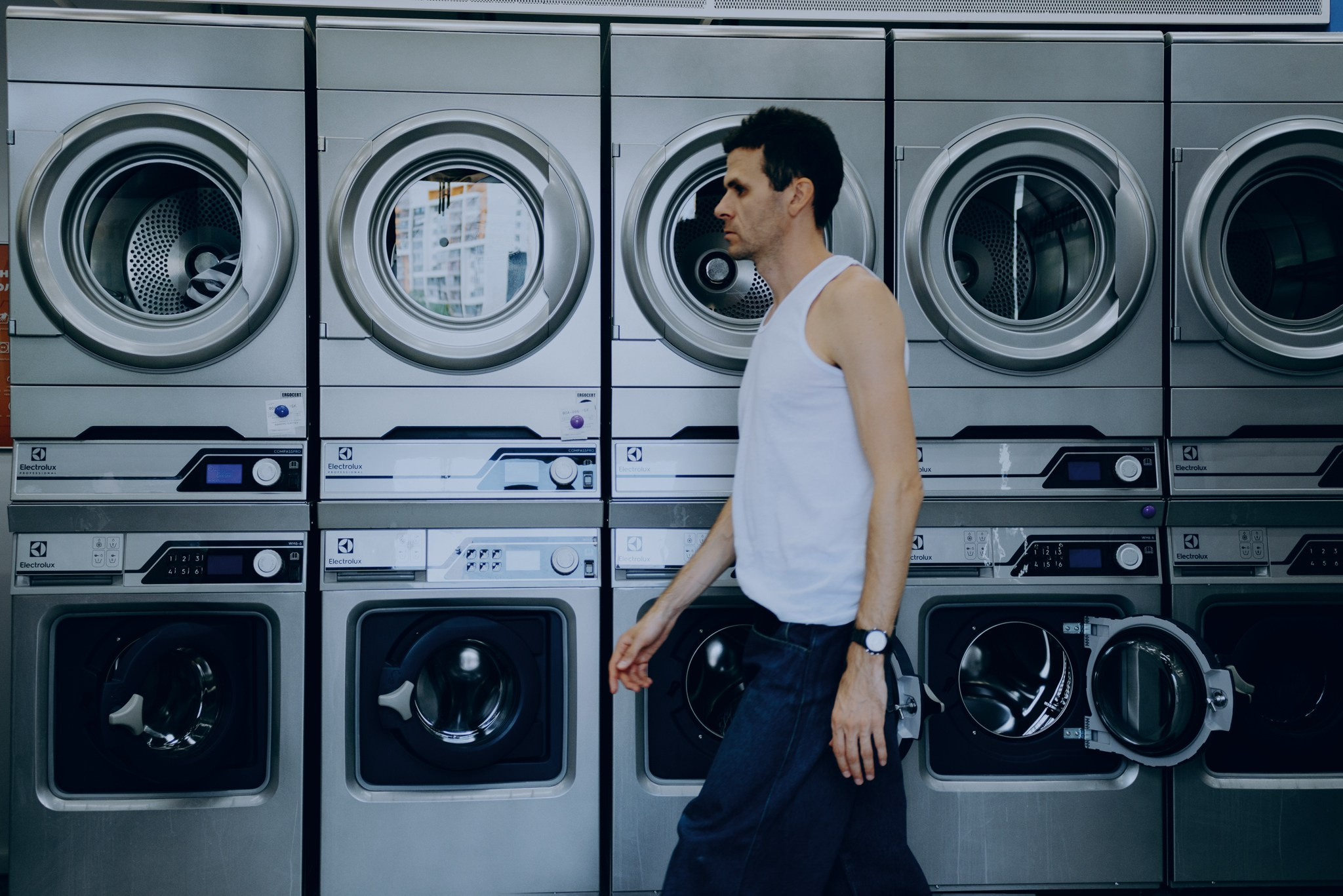 Кинематографичная мужская фотосессия в прачечной — Тюмень. Фотограф Дарья Мустафина, Тюмень