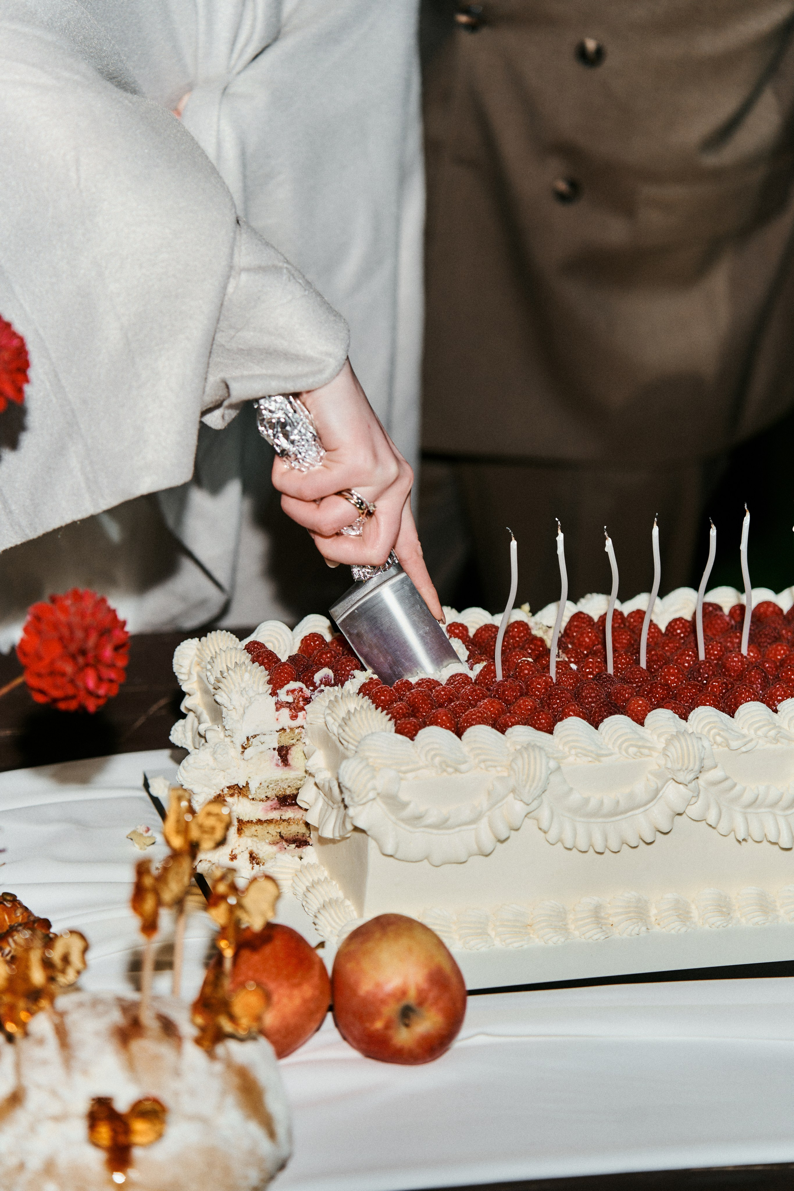 Свадебный торт с большим количеством ягод