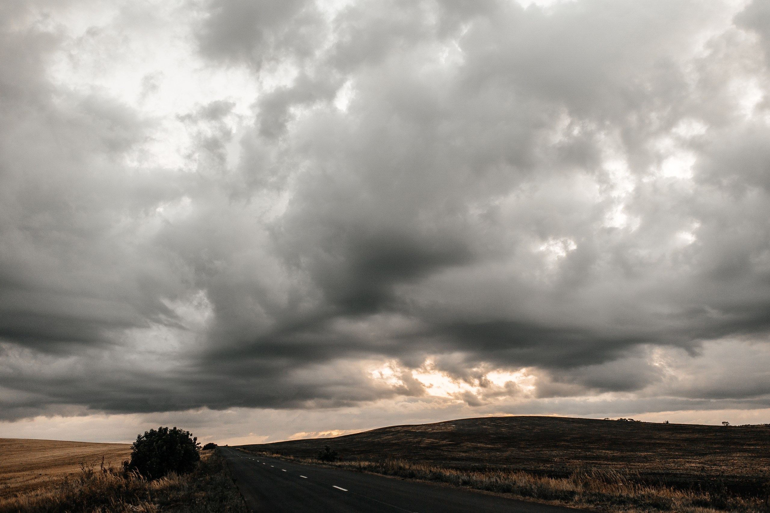 Здравствуйте! Я&nbsp;свадебный фотограф из&nbsp;Ульяновска, работаю в&nbsp;том числе по&nbsp;всей России и&nbsp;с&nbsp;выездом за&nbsp;границу. Снимаю свадьбы, lovestory, корпоративы, светский репортаж. Провожу обучение по&nbsp;фотографии, мастер-классы и&nbsp;воркшопы для других фотографов.