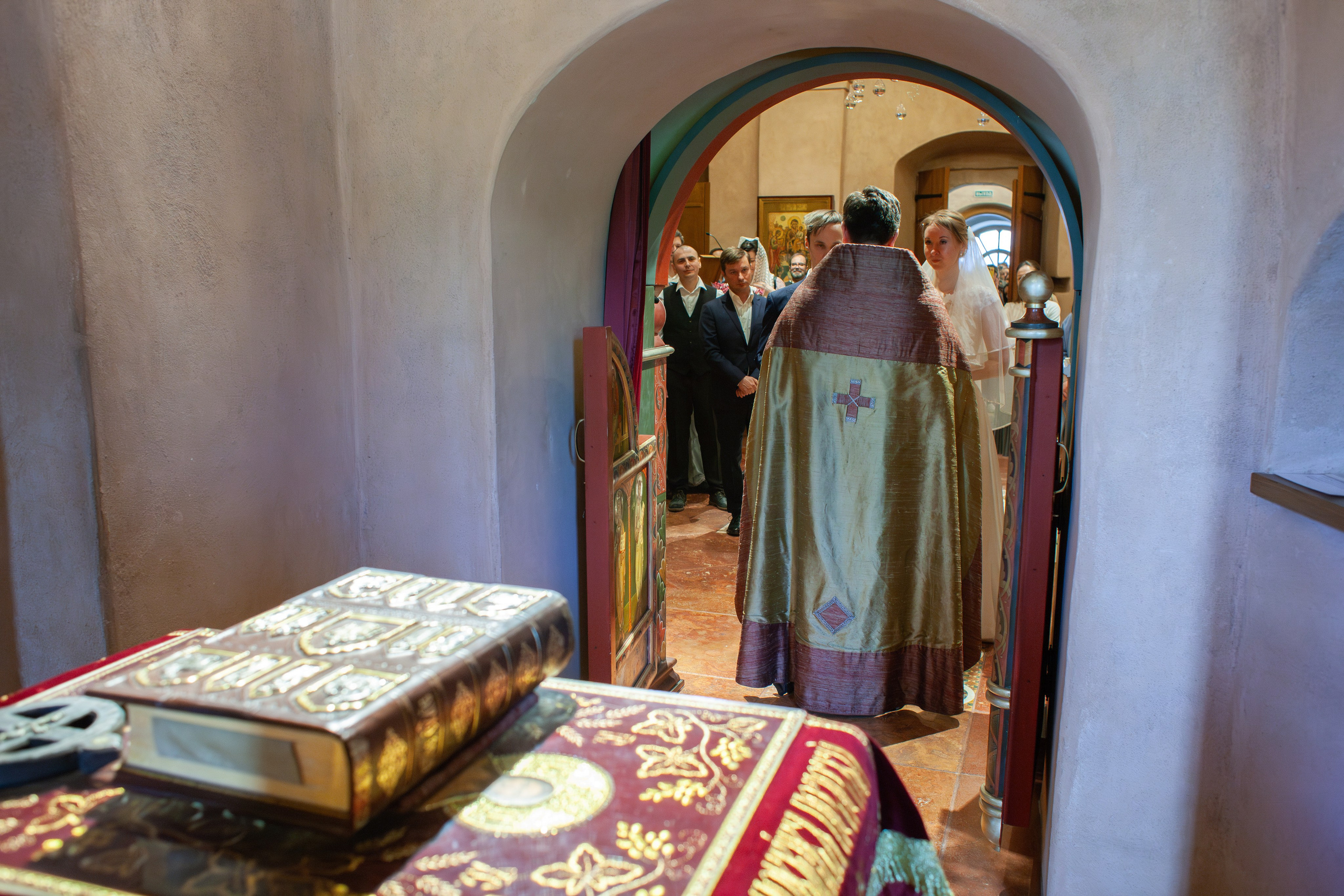 Венчание в храме Антипы Пергамского, стиль «ORWO UT21». Фотограф на крещение/венчание